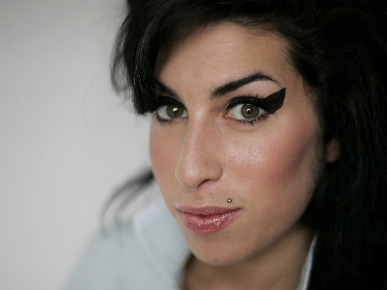 Amy Winehouse Wallpapers High Quality | Download Free
