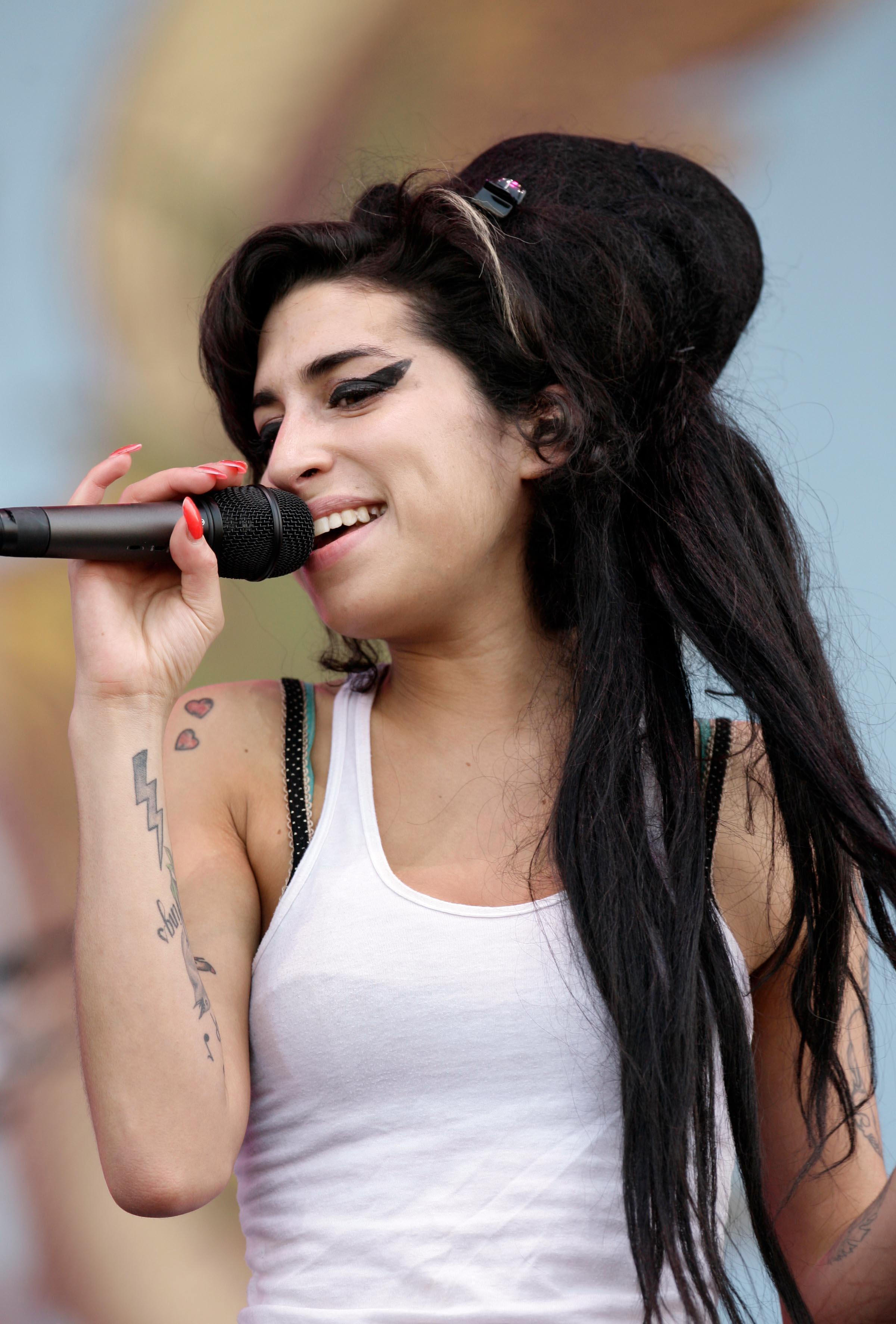 Amy Winehouse Wallpapers High Quality | Download Free