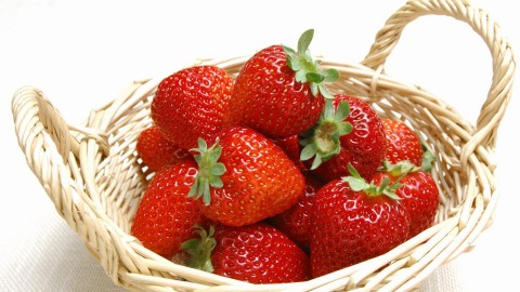 4K A Basket Of Strawberries wallpapers high quality