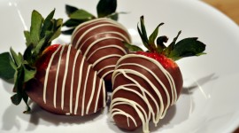 4K Berries In Chocolate Wallpaper Free