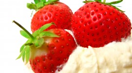 Strawberry With Cream Wallpaper Full HD