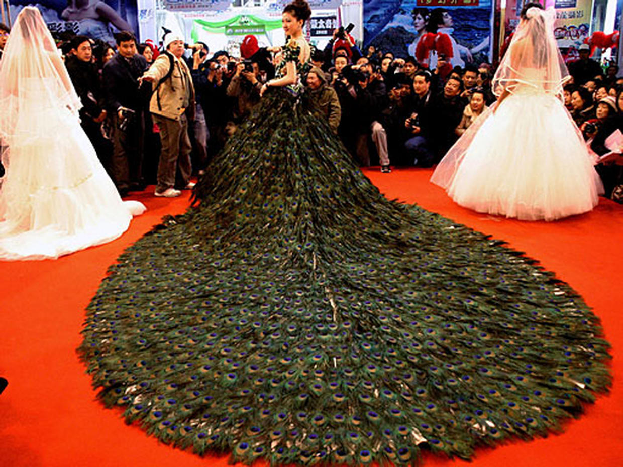 Свадебное платье из перьев павлина