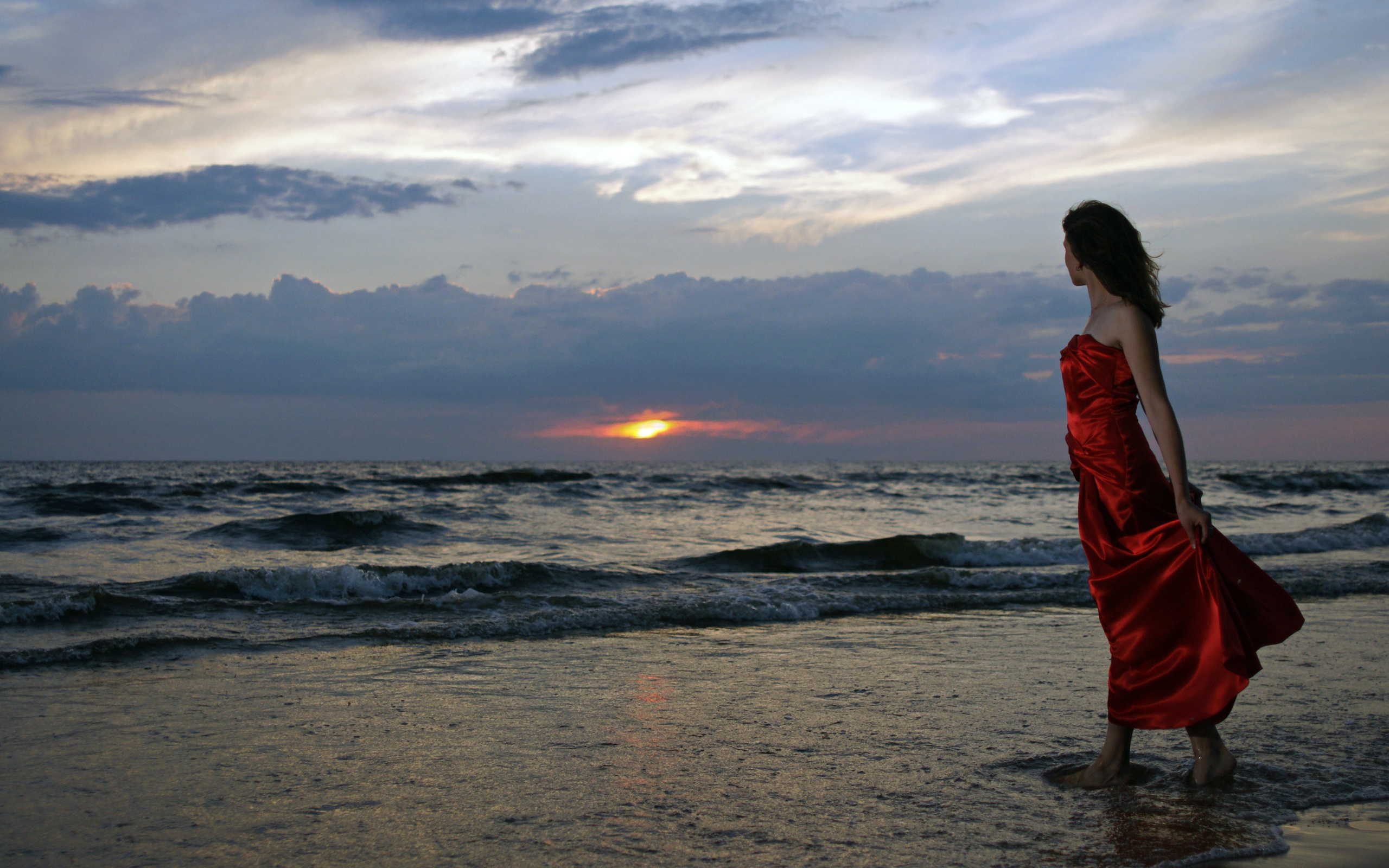 На фото красивая голая девчонка скучает у побережья