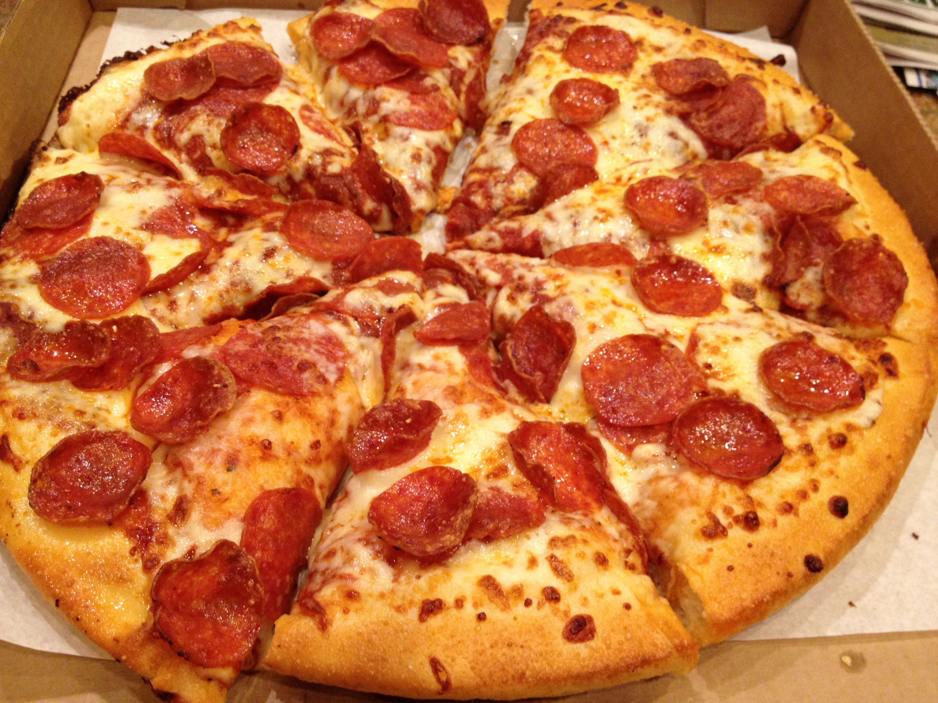 фото пицца пепперони на столе фото 7