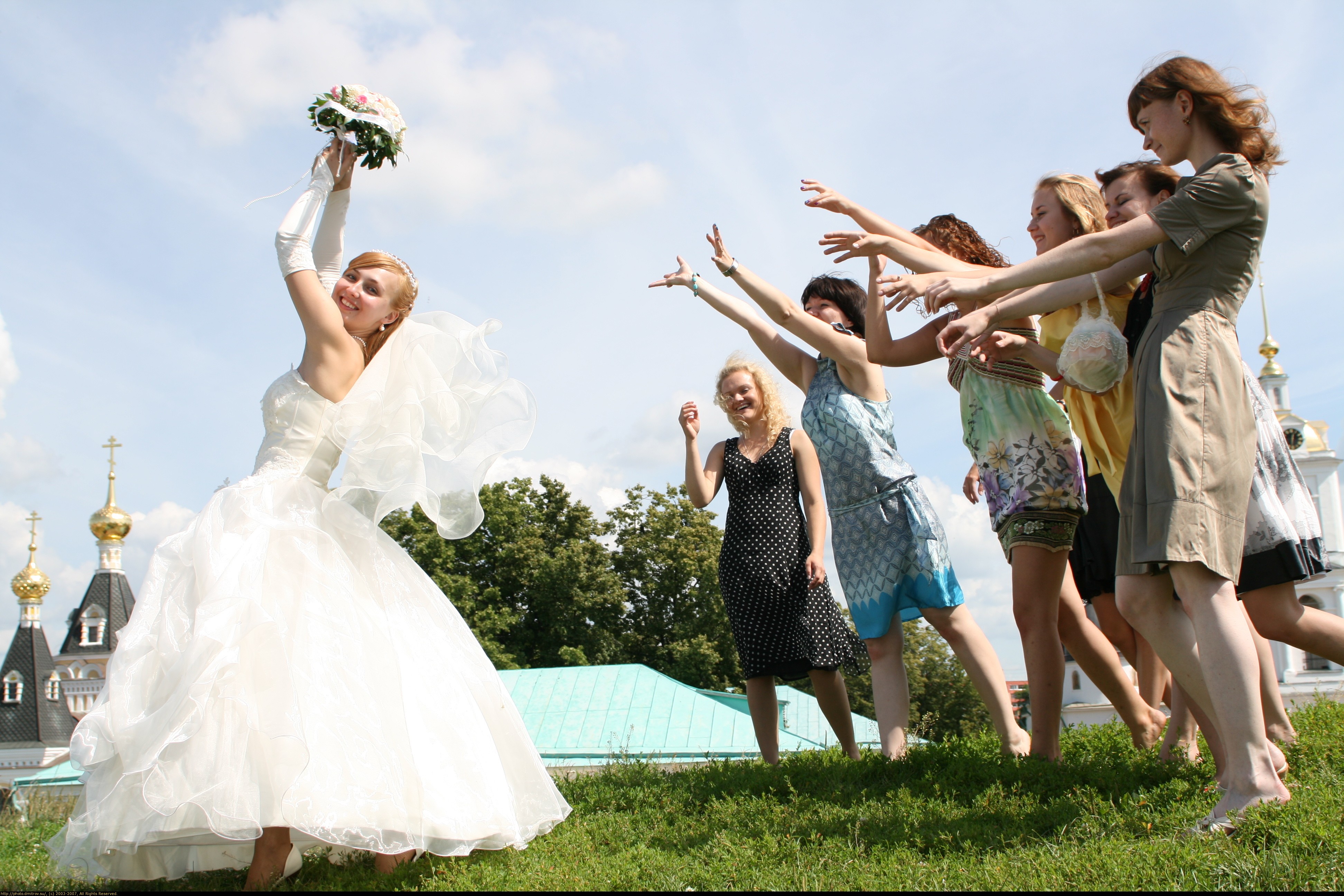 Невеста и подружки писают в парке