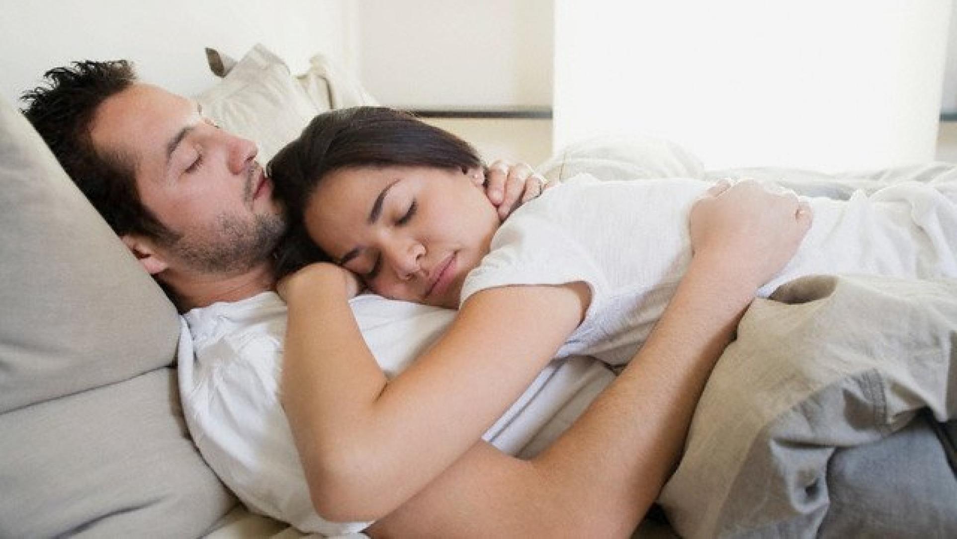 фото спящих мужчины и женщины