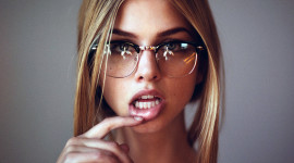 4K Girl Glasses Wallpaper