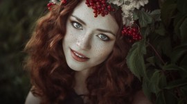Rowan Wreath Girl Desktop Wallpaper
