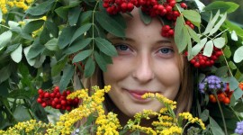 Rowan Wreath Girl Wallpaper For IPhone