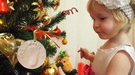 Children Decorate The Christmas Tree Pics#1