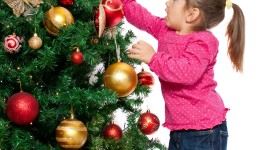 Children Decorate The Christmas Tree Pics#3