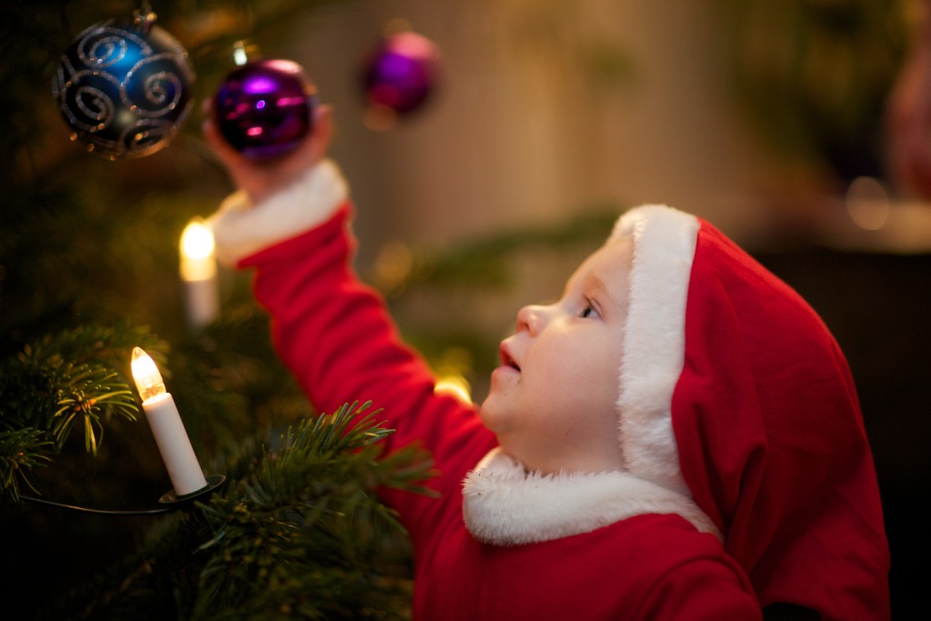 Children Decorate The Christmas Tree wallpapers HD