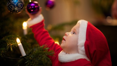 Children Decorate The Christmas Tree wallpapers high quality