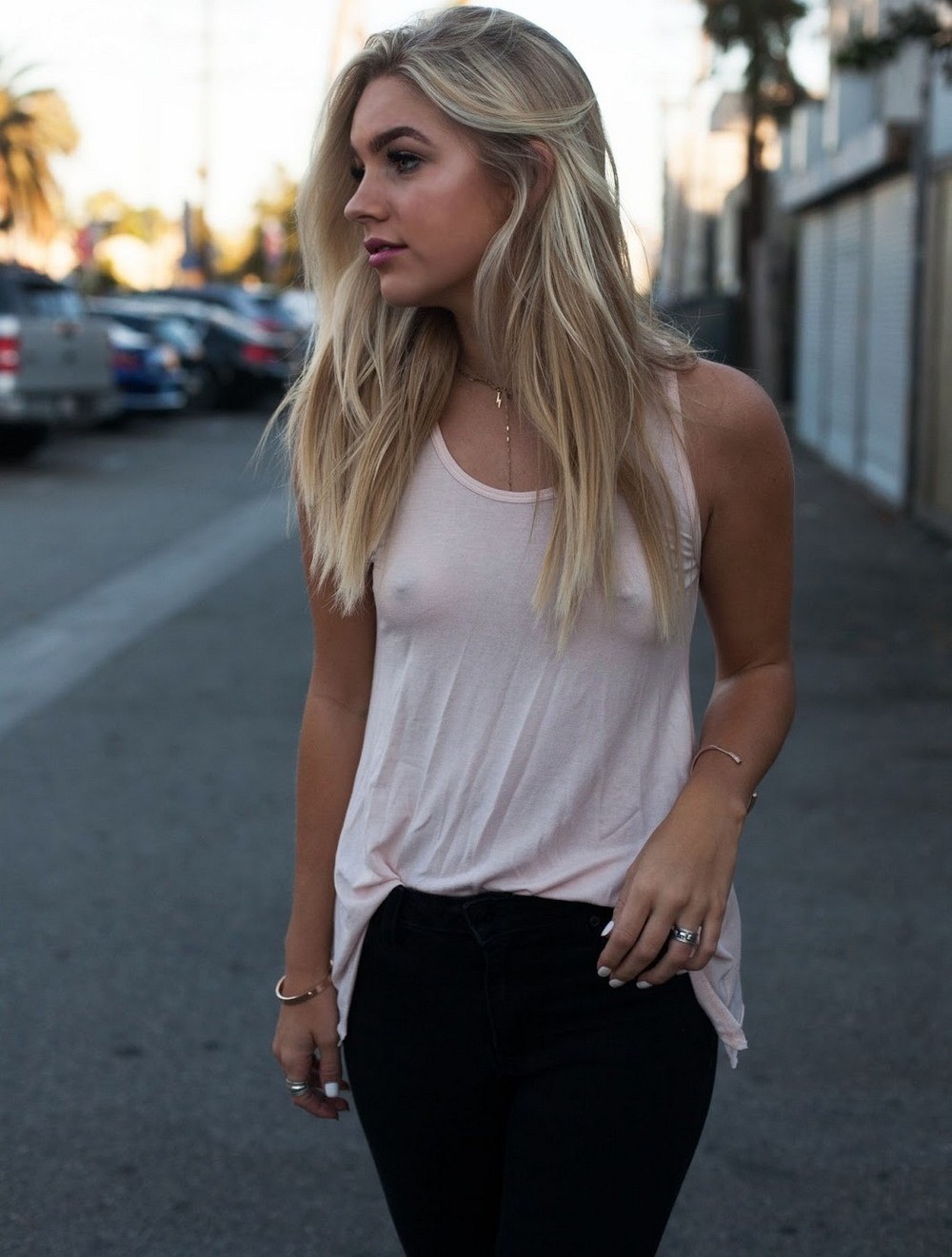 Фото блонды без лифчика на улице