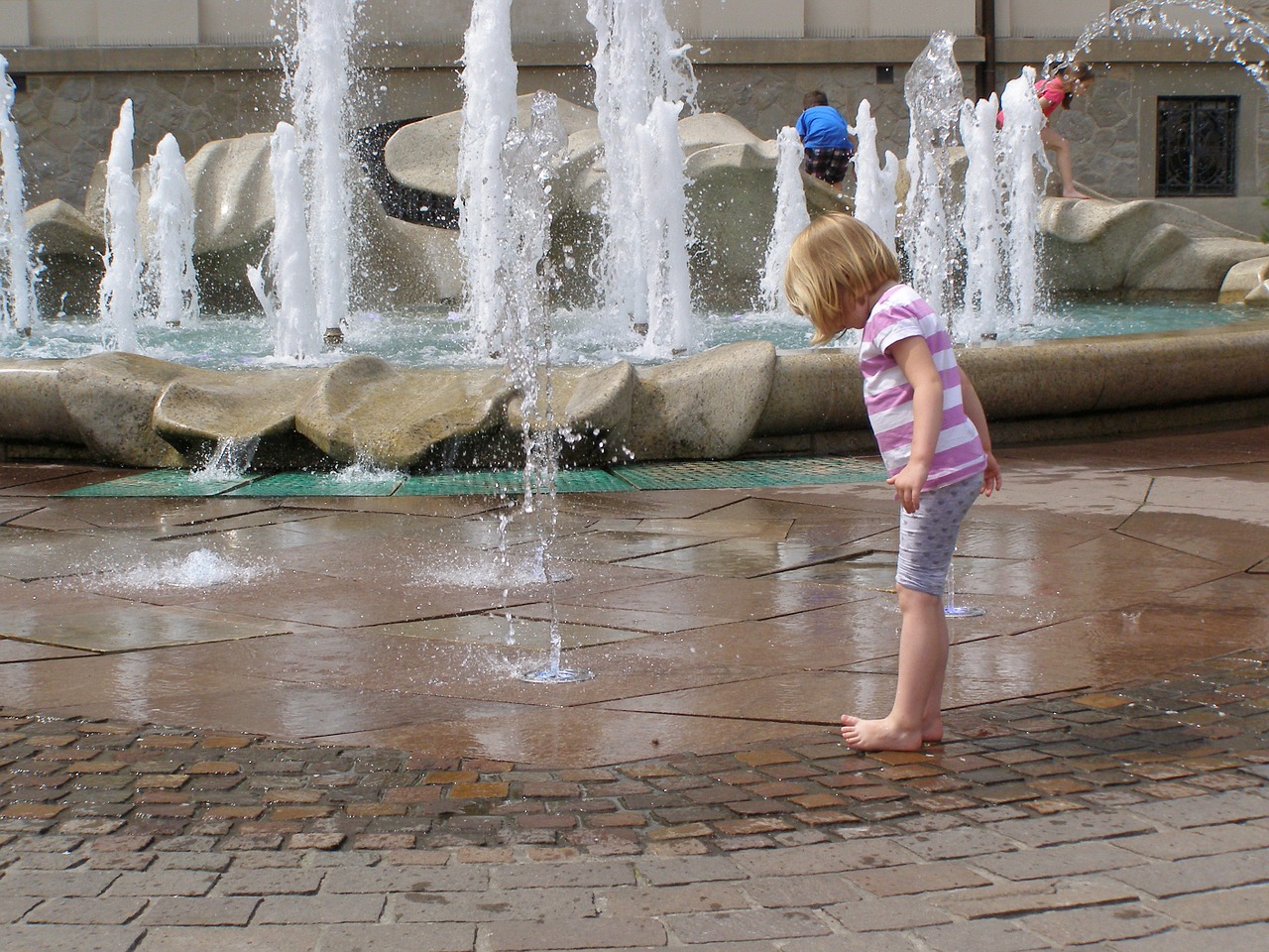 Сиськастая девочка возле фонтана