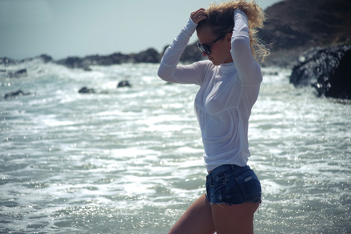 Девушка В Белой Мокрой Майке На Пляже