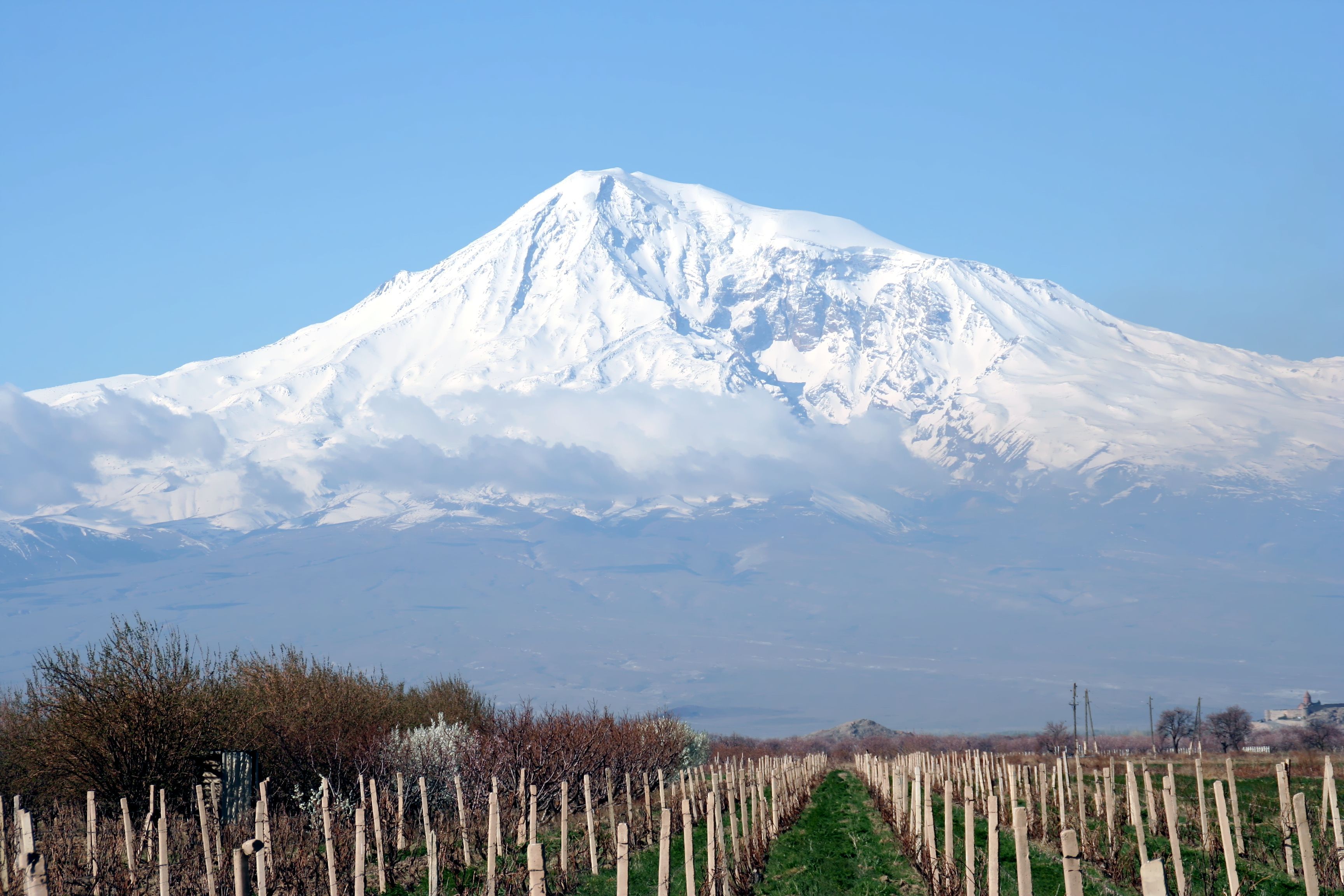 Гора арарат в армении или в турции. Гора Масис Армения. Араратская Долина Армения. Масис (город). Гора Арарат.