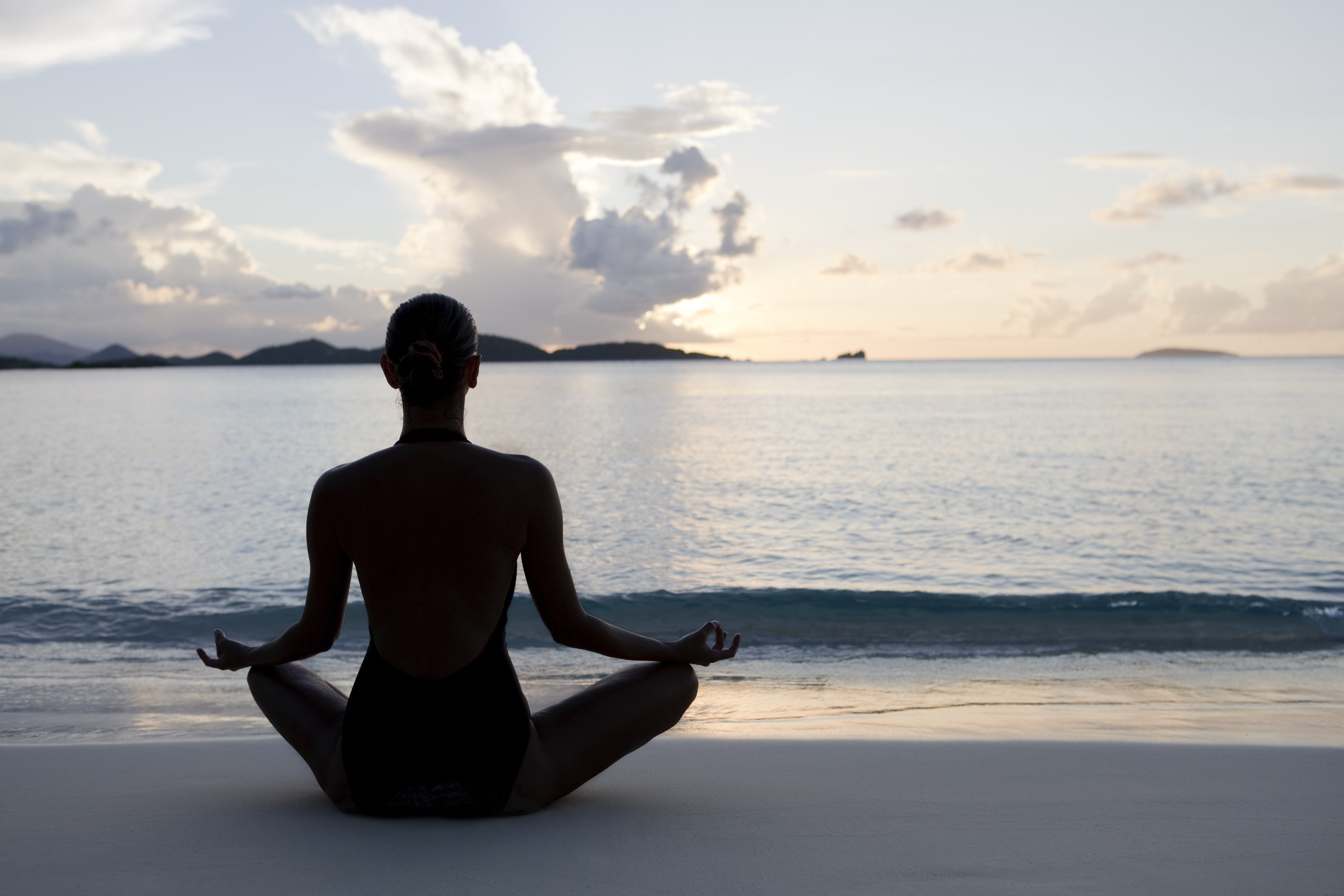 Базовая медитация. Йога на берегу моря. Человек медитирует на море. Медитация на море. Медитация на берегу моря.