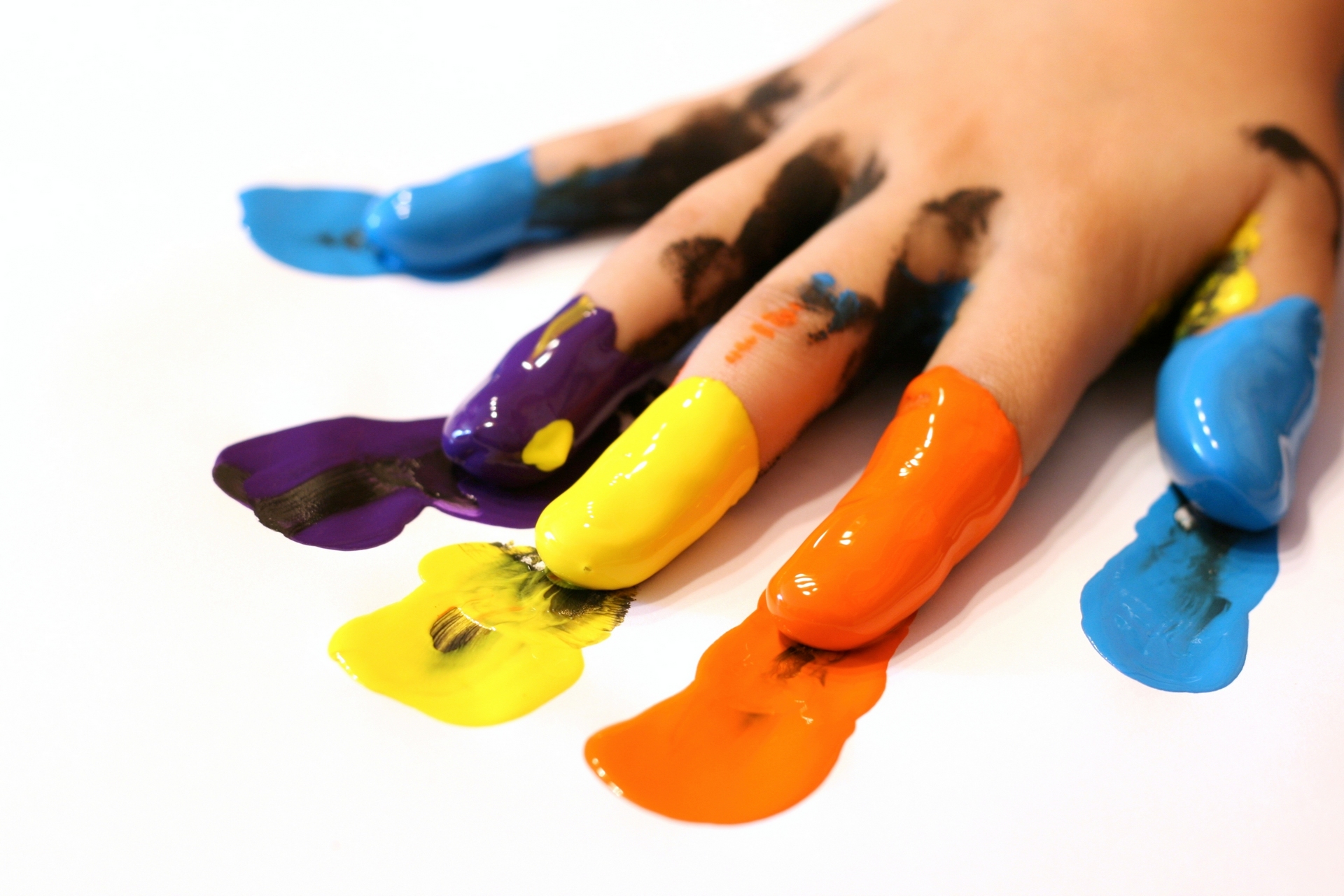 Краски пальчики. Пальцы в краске. Руки в краске. Краски картинка. Эксперименты с красками.