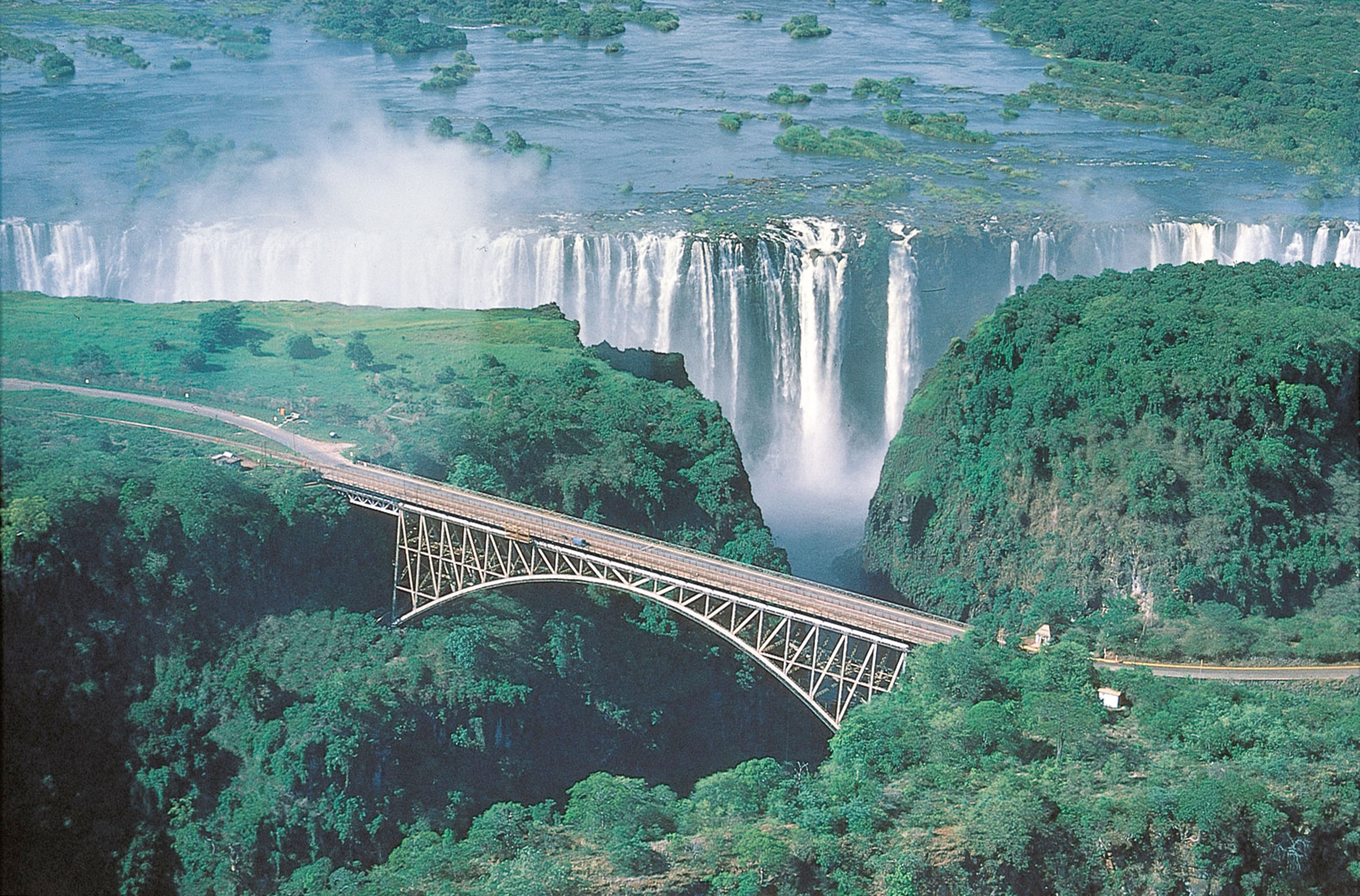 Страна водопадов. Водопад Виктория мост Замбези. Мост Виктория бридж водопад Виктория. Мост через водопад Виктория Замбия. Водопад Виктория на реке Замбези, граница Замбии и Зимбабве.