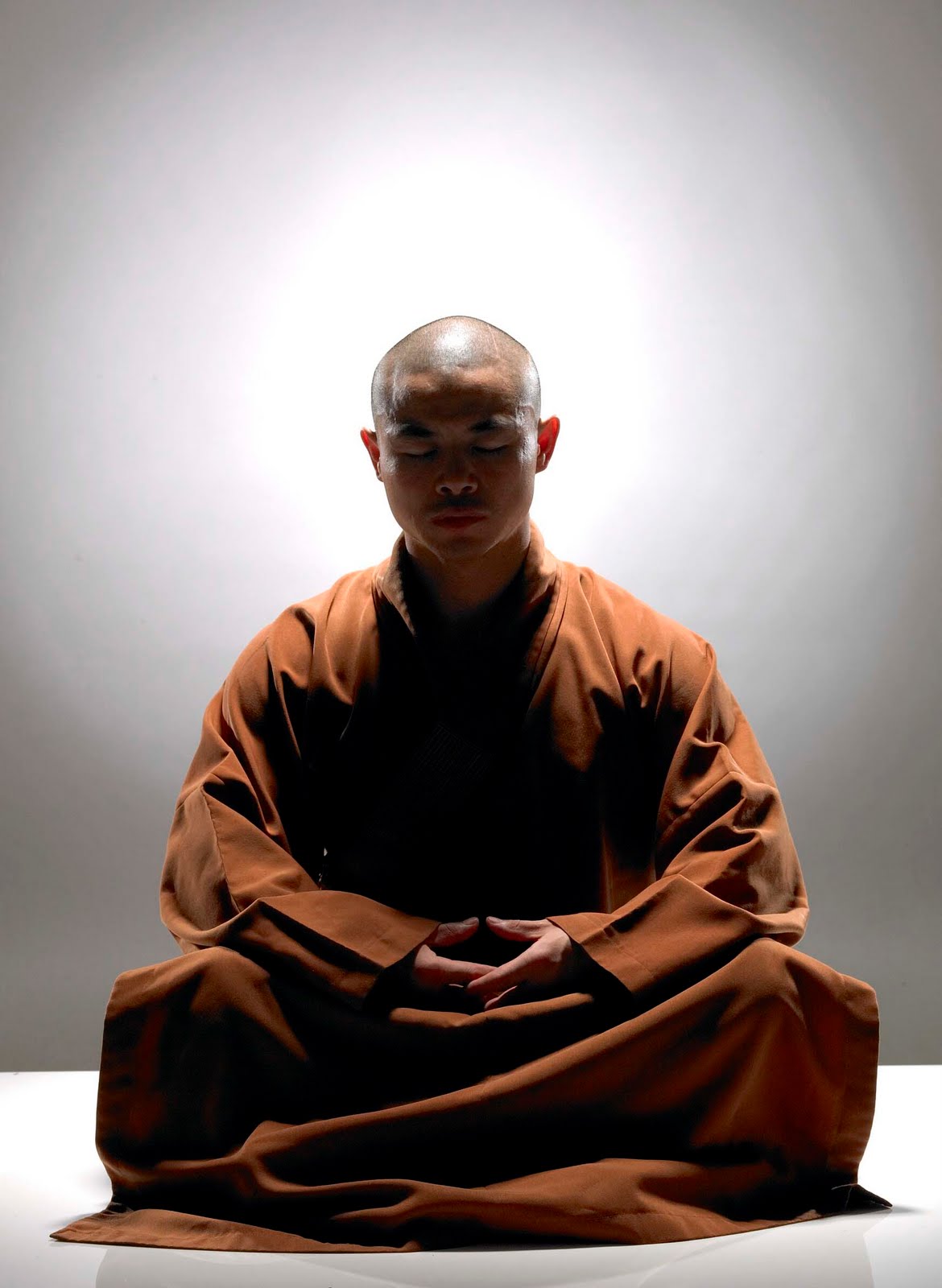 Жизнь учителя дзен. Монах Шаолинь. Будда Шаолинь. Монах Шаолинь медитирует. Дзен монах.