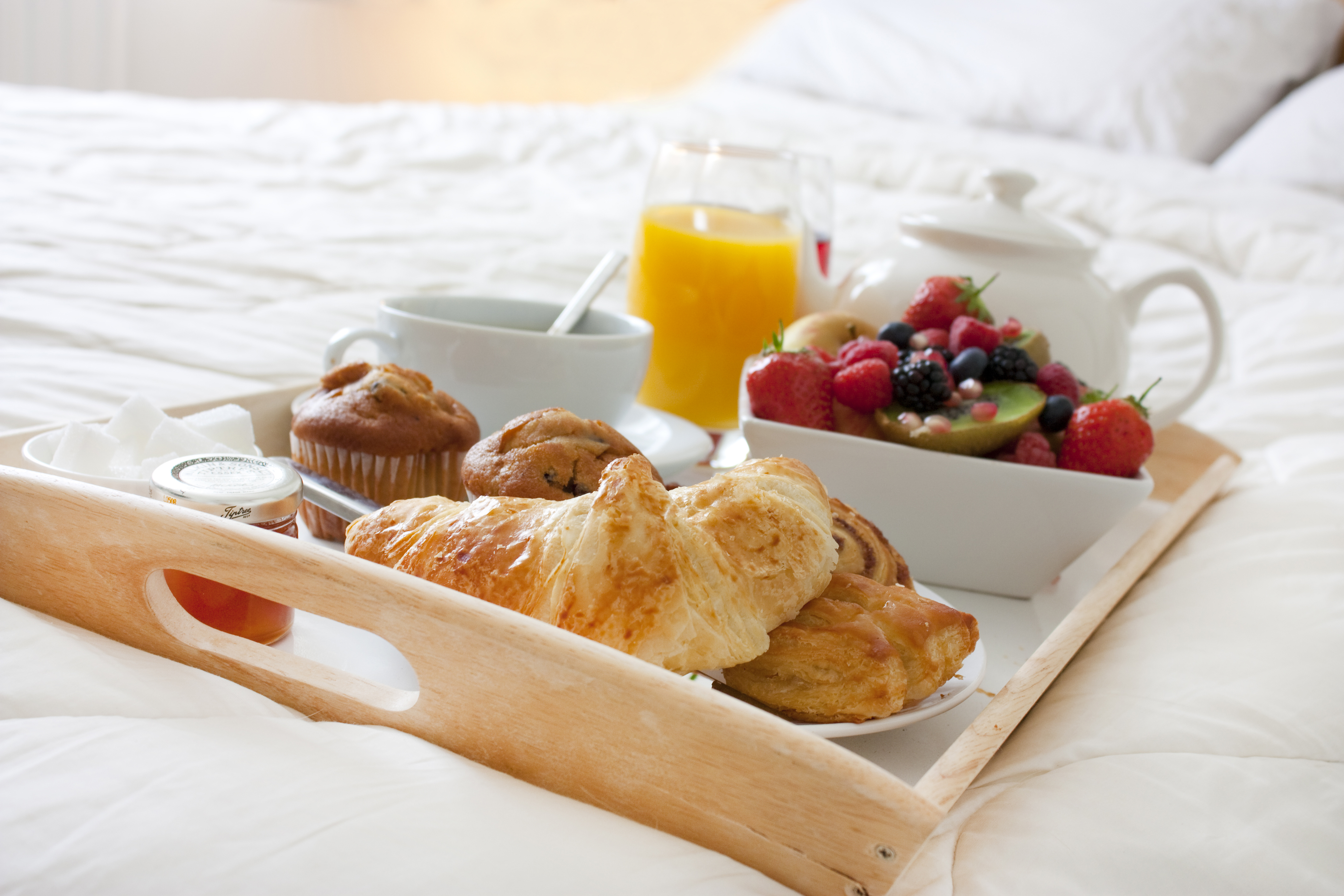 Что нужно чтоб утро. Завтрак в постель. Поднос завтрак. Вкусный завтрак в постель. Романтичный завтрак.