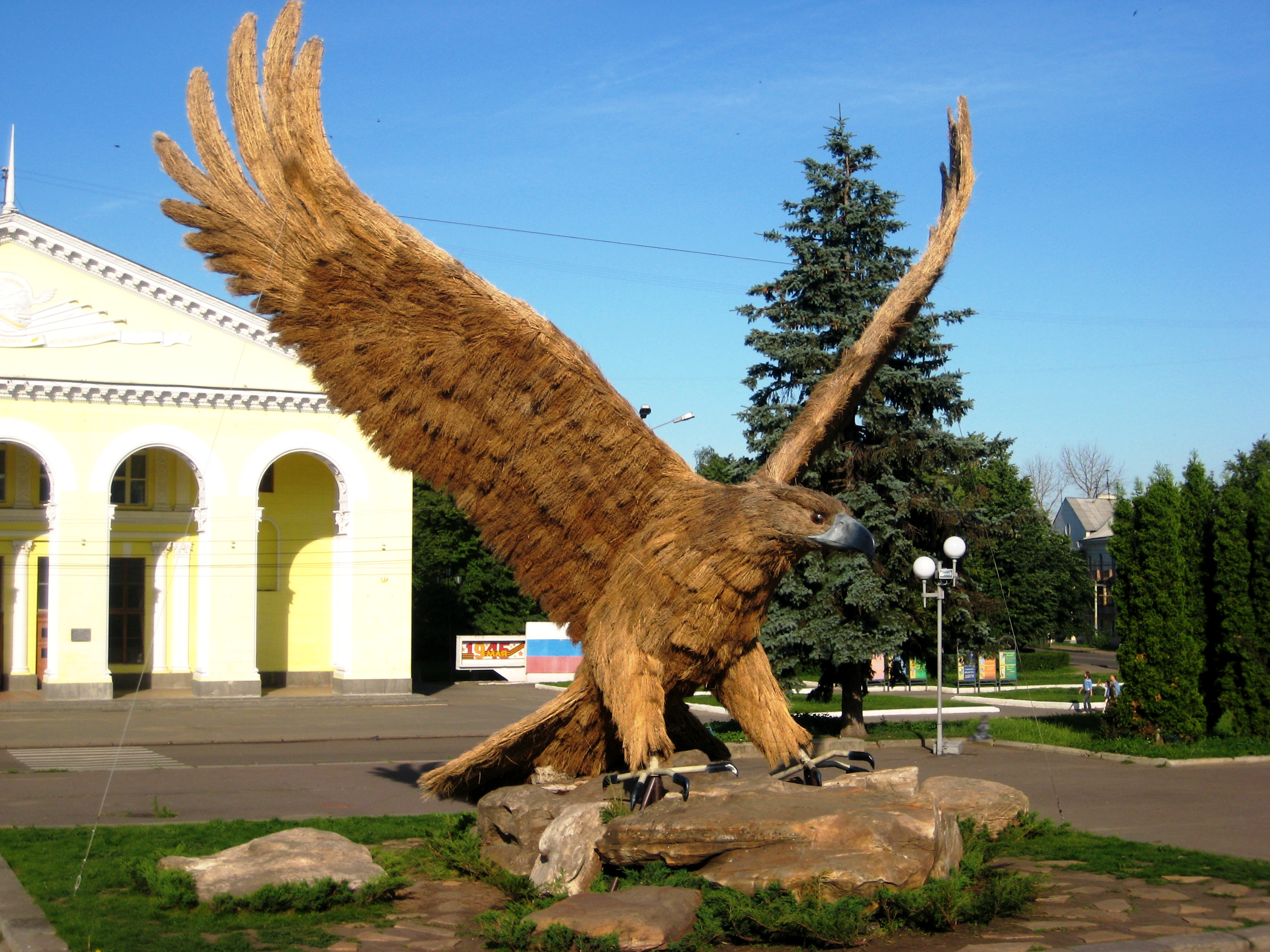 Город Орел статуя орла