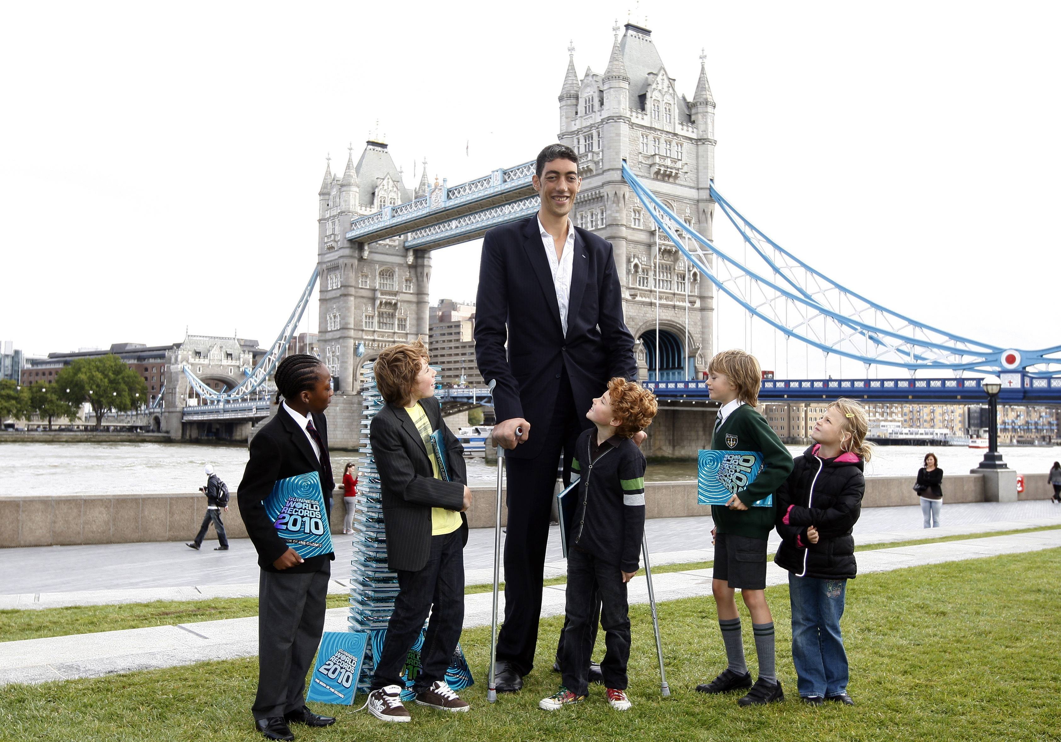 Маленькие люди связали большого человека. Самый высокий человек в мире 2021.