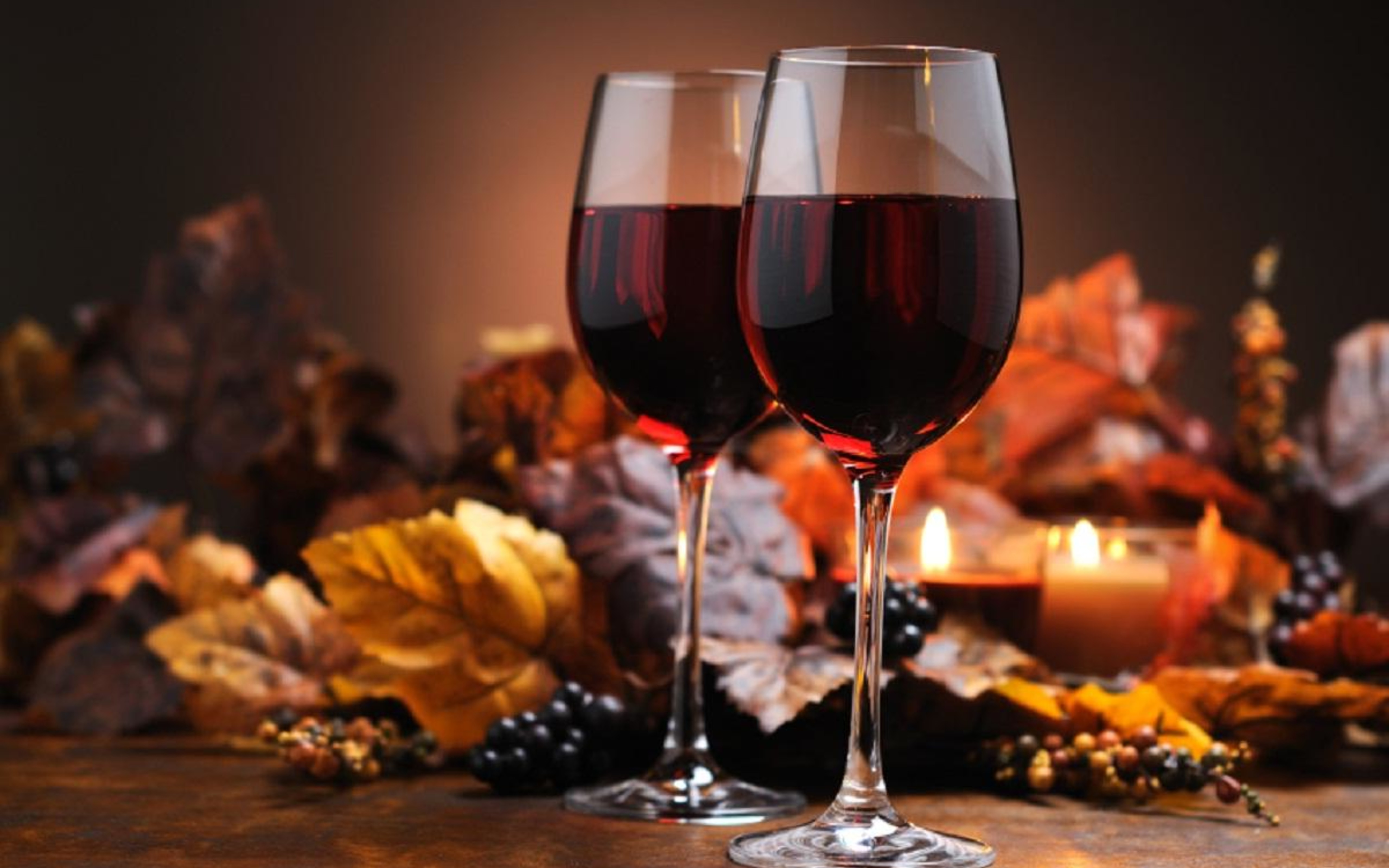 Два бокала вина бабек. Бокал с вином. Красное вино в бокале. Вино осень. Бокал красного вина.