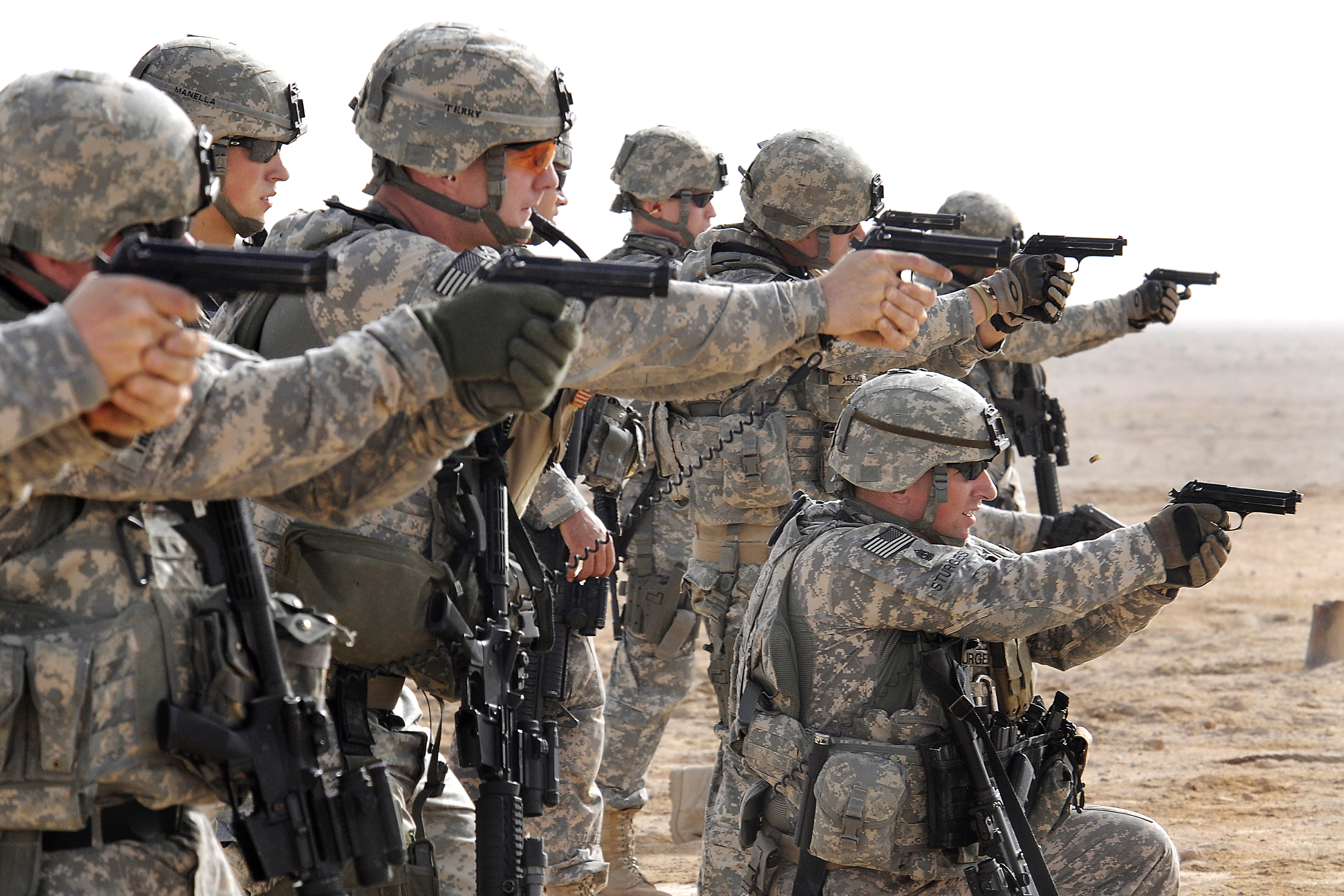 Видео военные американские. Beretta m9 us Army. Beretta m9 us Army Iraq. Армия США (Сухопутные войска США). Солдаты армии США.