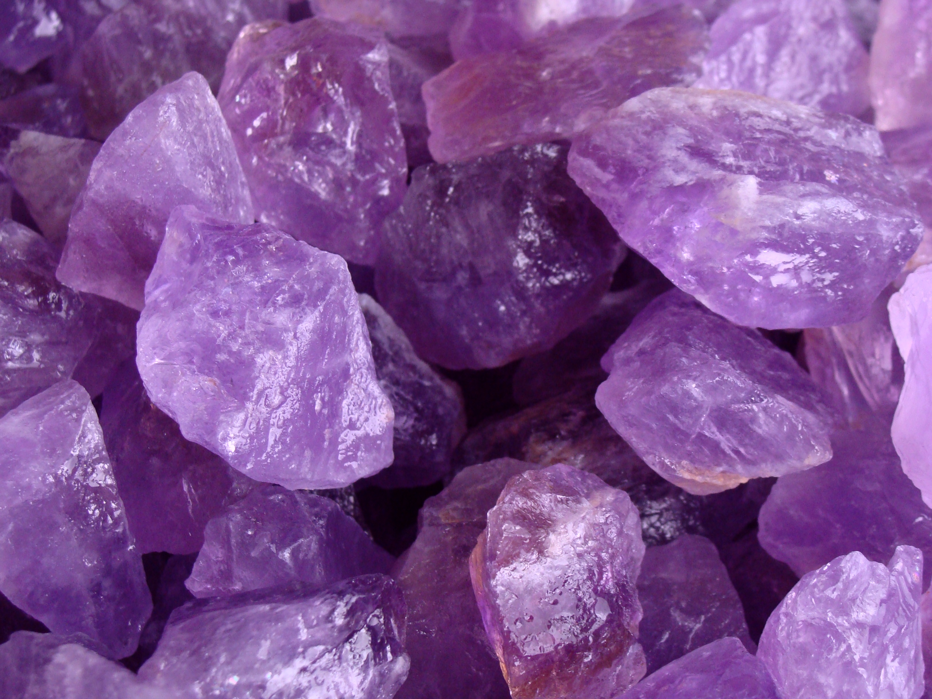 Сиреневый аметист. Фиолетовый кварц аметист. Камень аметист фиолетовый кварц. Фиалковый аметист. Аметист / минерал.