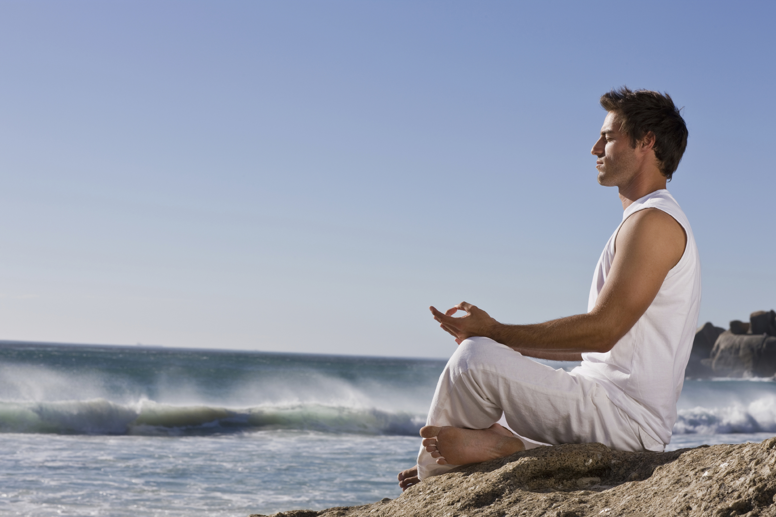 Жизненная мощь мудрость сосредоточенность и успокоение. Медитация мужчина. Спокойствие мужчина. Спокойный человек. Мужчина медитирует.
