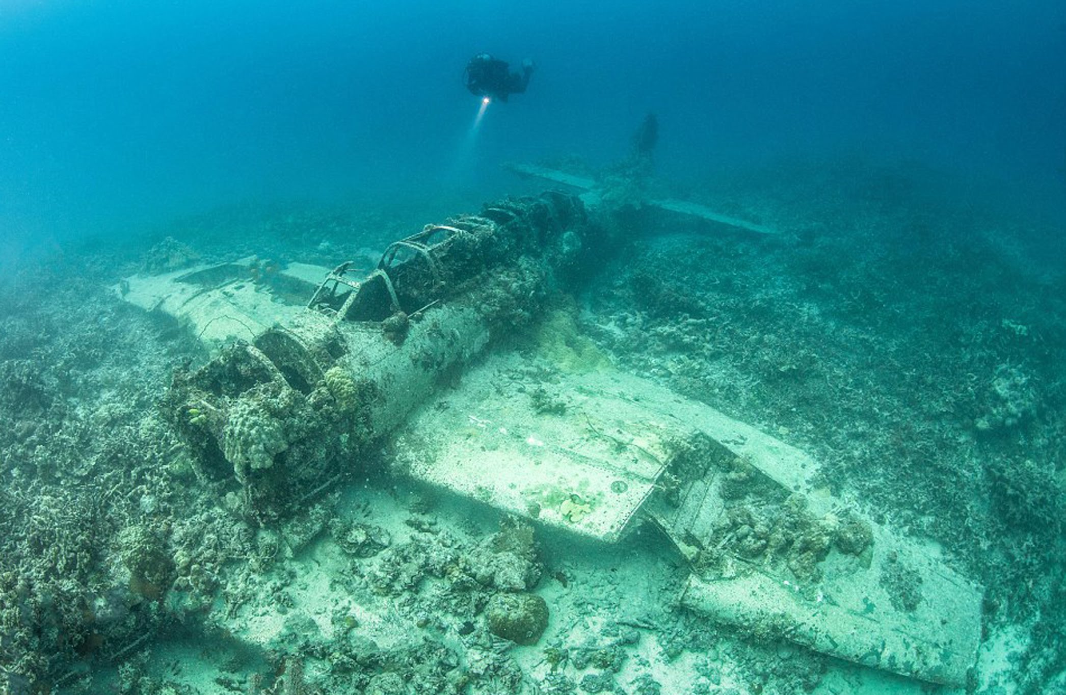 Где на дне океана. Острова Чуук подводное кладбище кораблей. Остров Чуук подводное кладбище. Океанос корабль на дне. Бермудский треугольник затонувшие корабли.