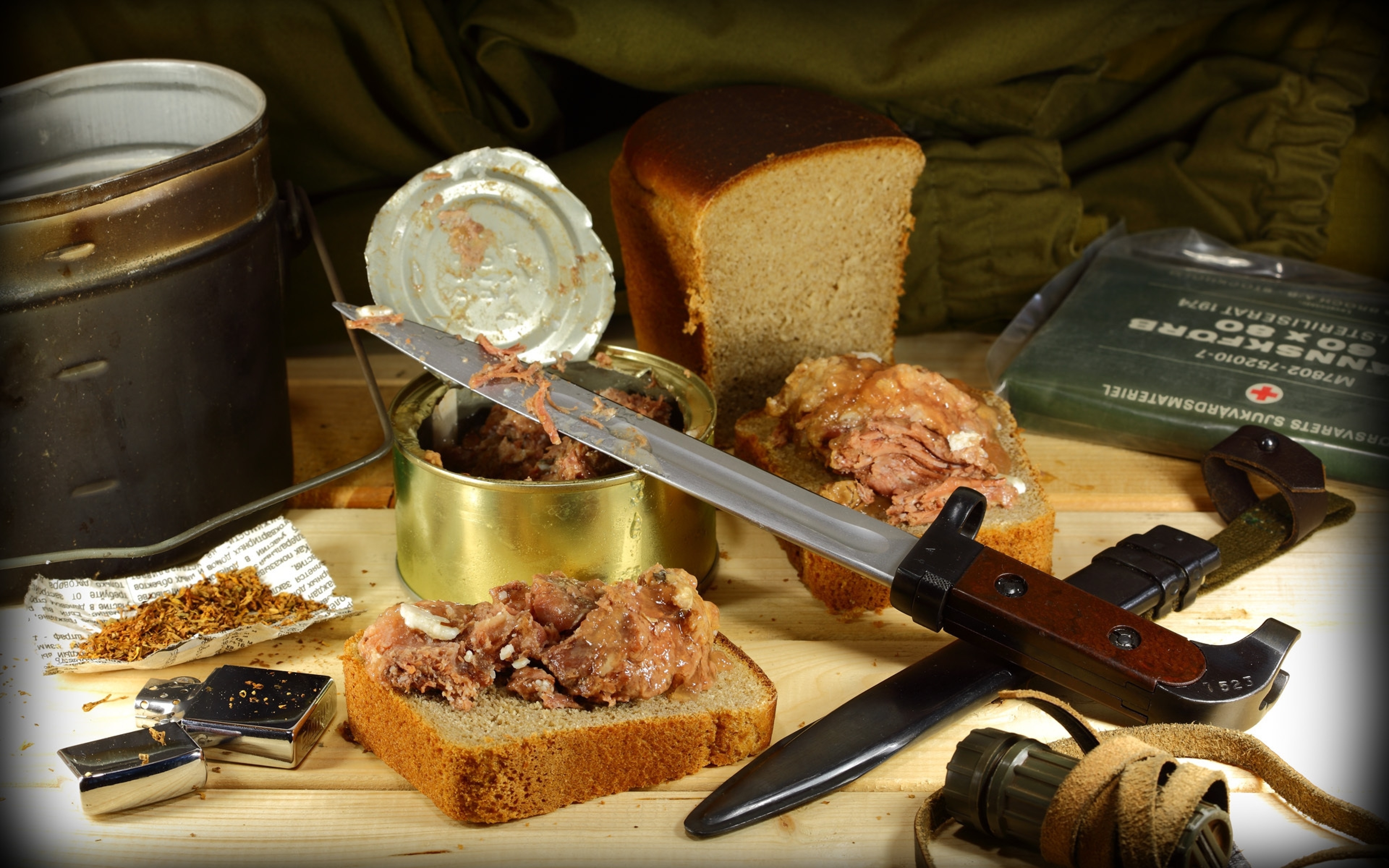 В хлебе есть мясо. Солдатский обед в полевых условиях. Еда в армейском котелке. Солдатская кухня. Офицерский натюрморт.