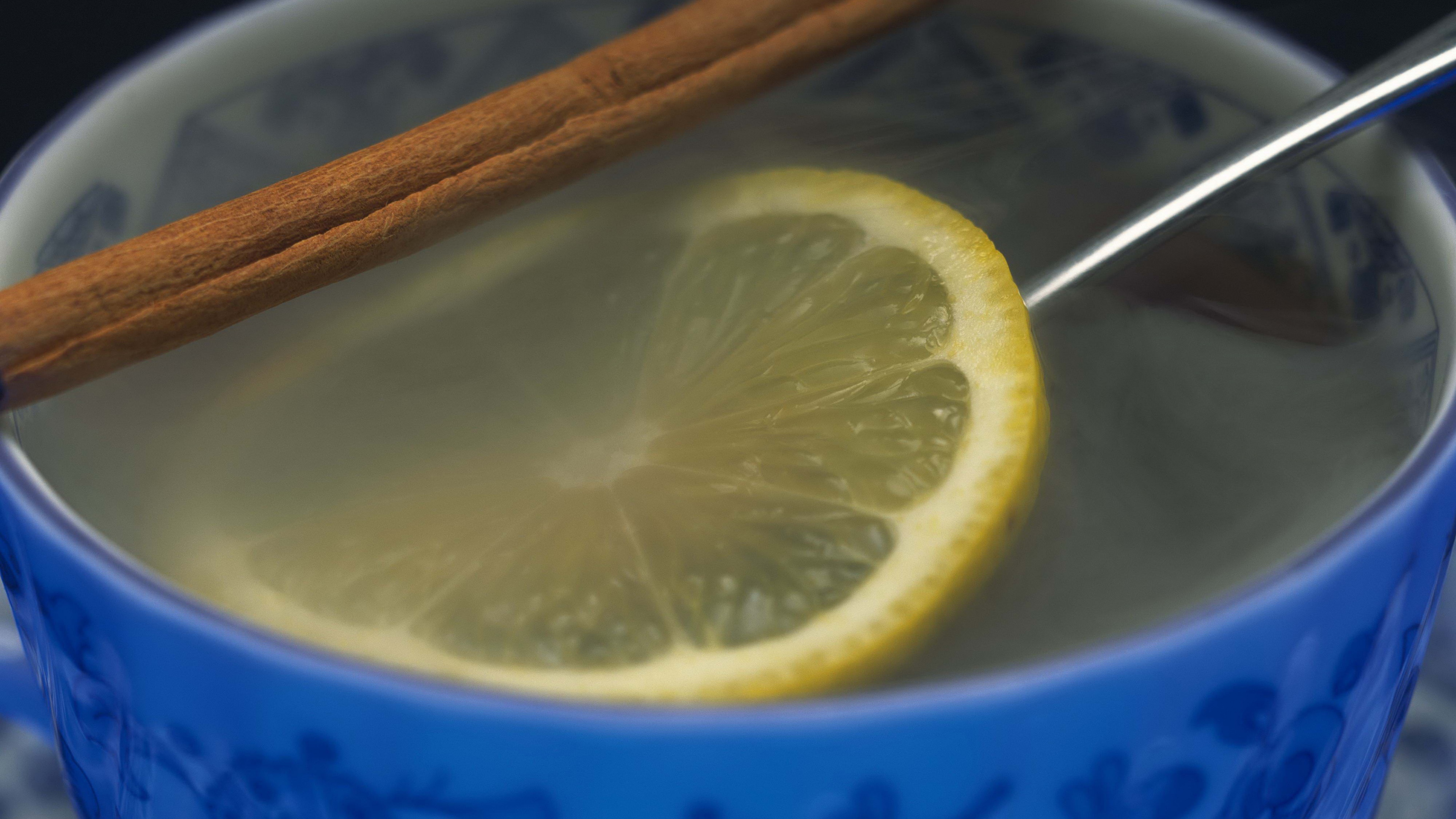 Чай с лимоном. Вода с корицей и лимоном. Кружка состоящая из лимона и корицы. Обои смартфона чай лимон. Вода с лимоном и корицей