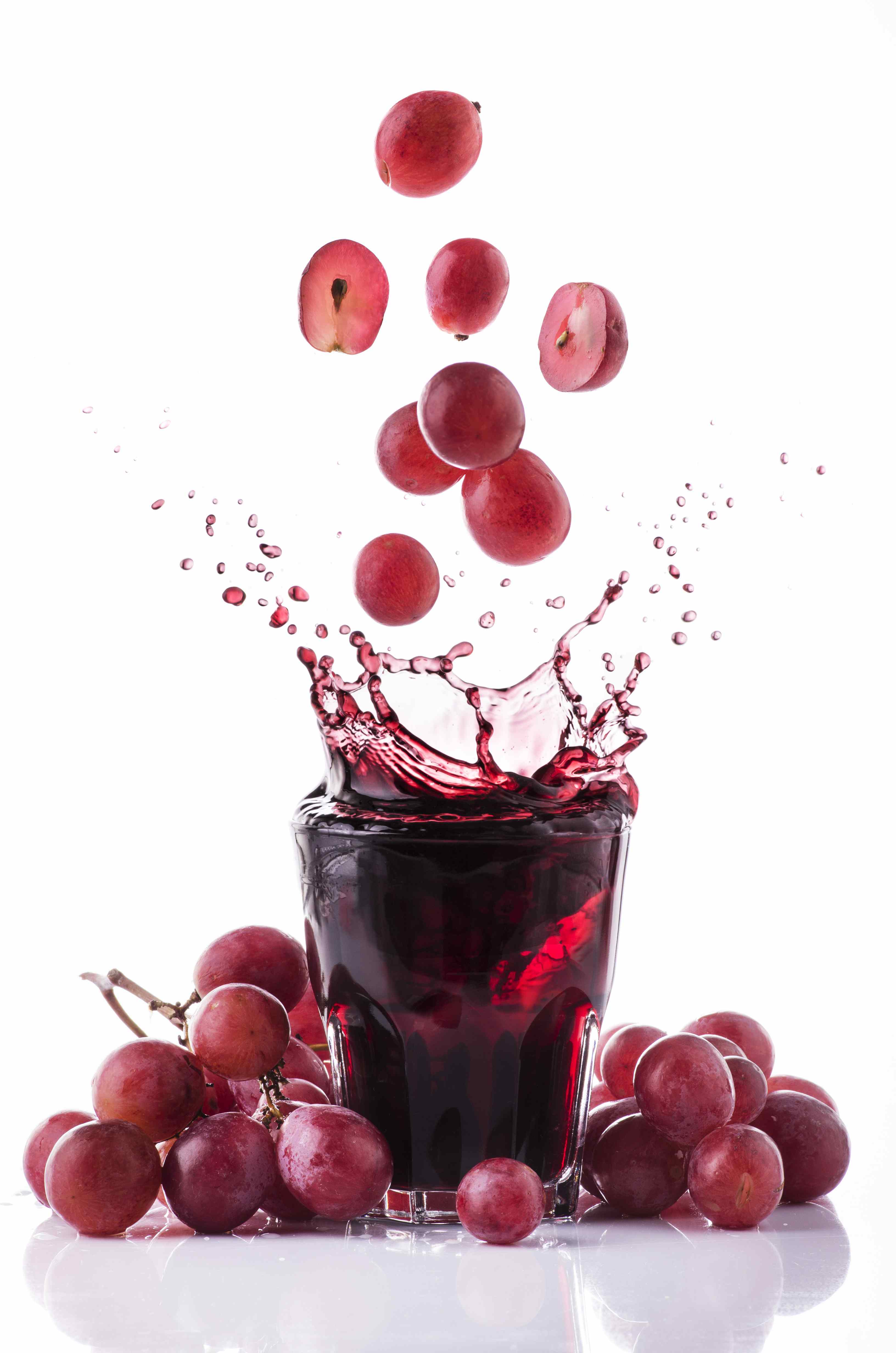 Вишнево виноградный сок. Сок красный виноград. Красный виноградный сок. Брызги сока. Вишня брызги.