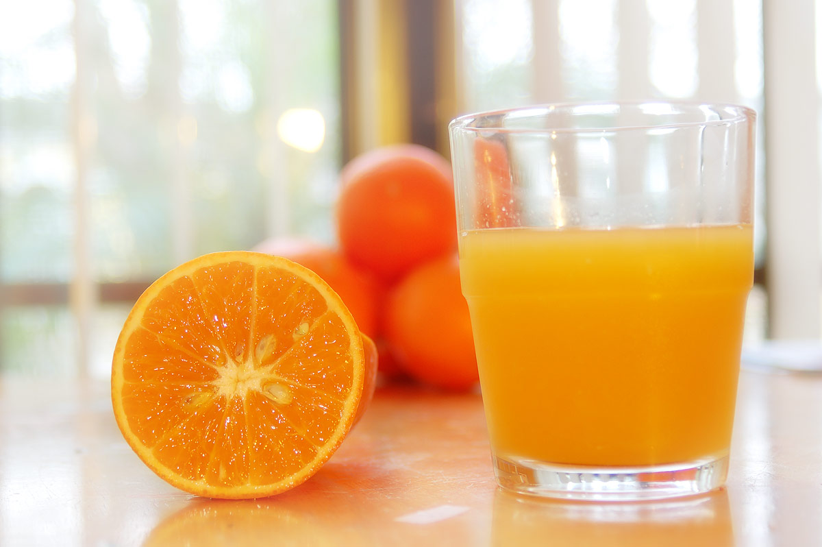 Апельсиновый сок на завтрак. Апельсиновый сок. Апельсиновый Фреш. Свежевыжатый апельсиновый сок. Апельсины для сока.