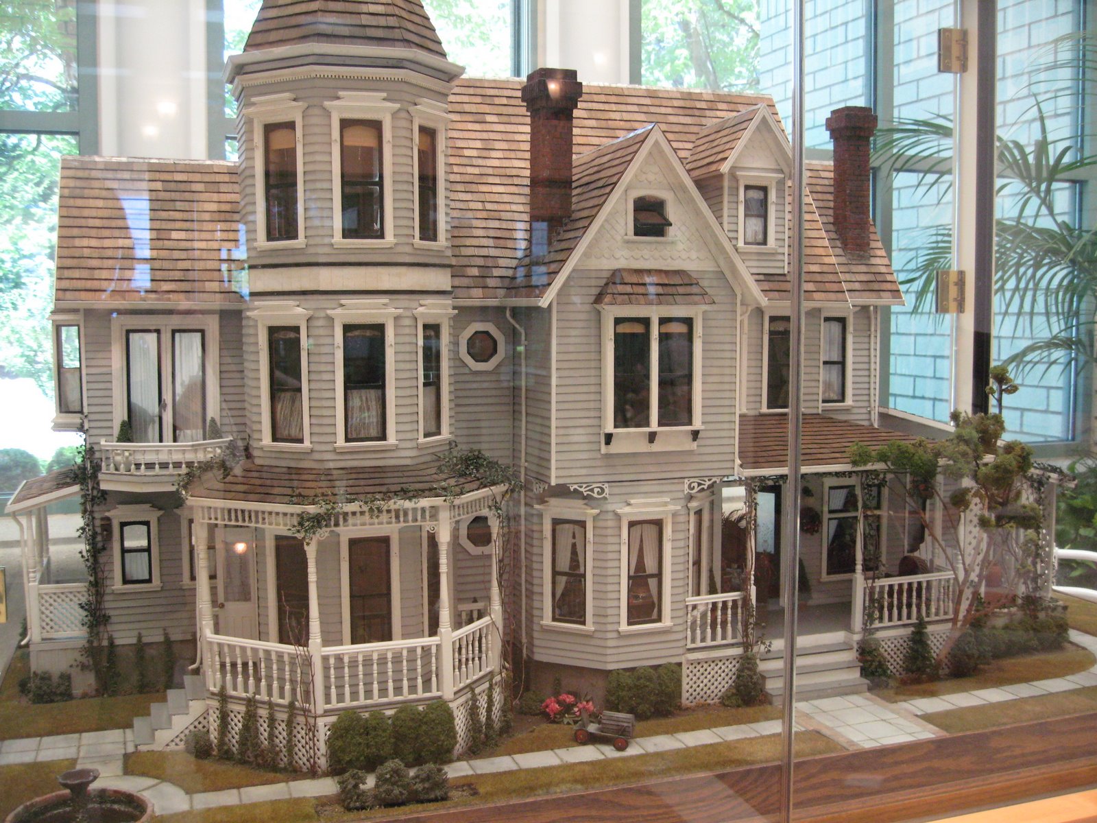 Кукольный дом американский. Макеты домов. Викторианский кукольный домик. Кукольный домик реалистичный. Красивые макеты домов.