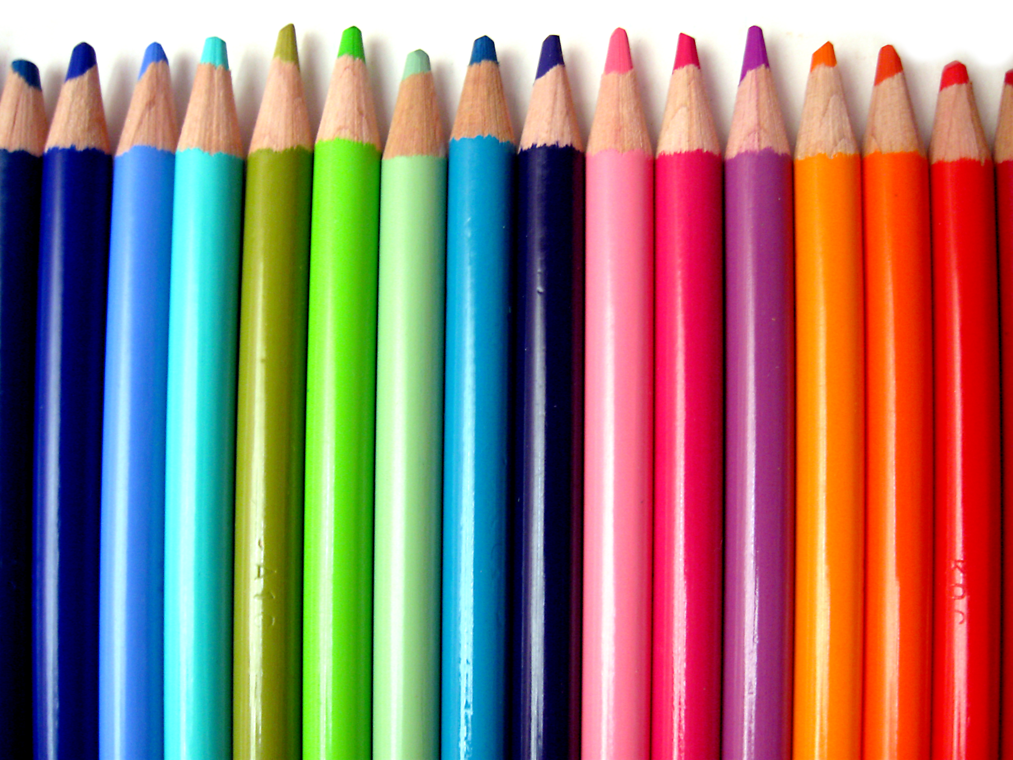 Цветной предмет. Карандаши колор пенсил. Карандаши цветные. Цветы карандашом. Яркие карандаши.