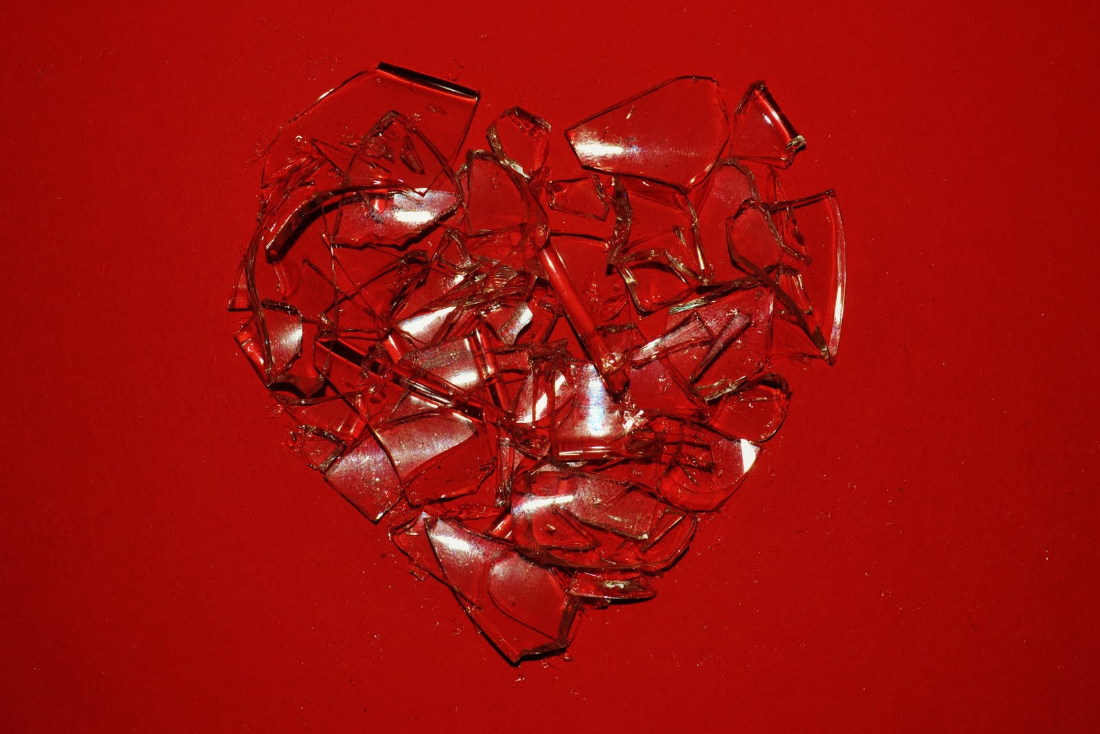 Сердечко картинка эстетика. Стеклянное сердце. Разбитое сердце стекло. Осколки сердец.