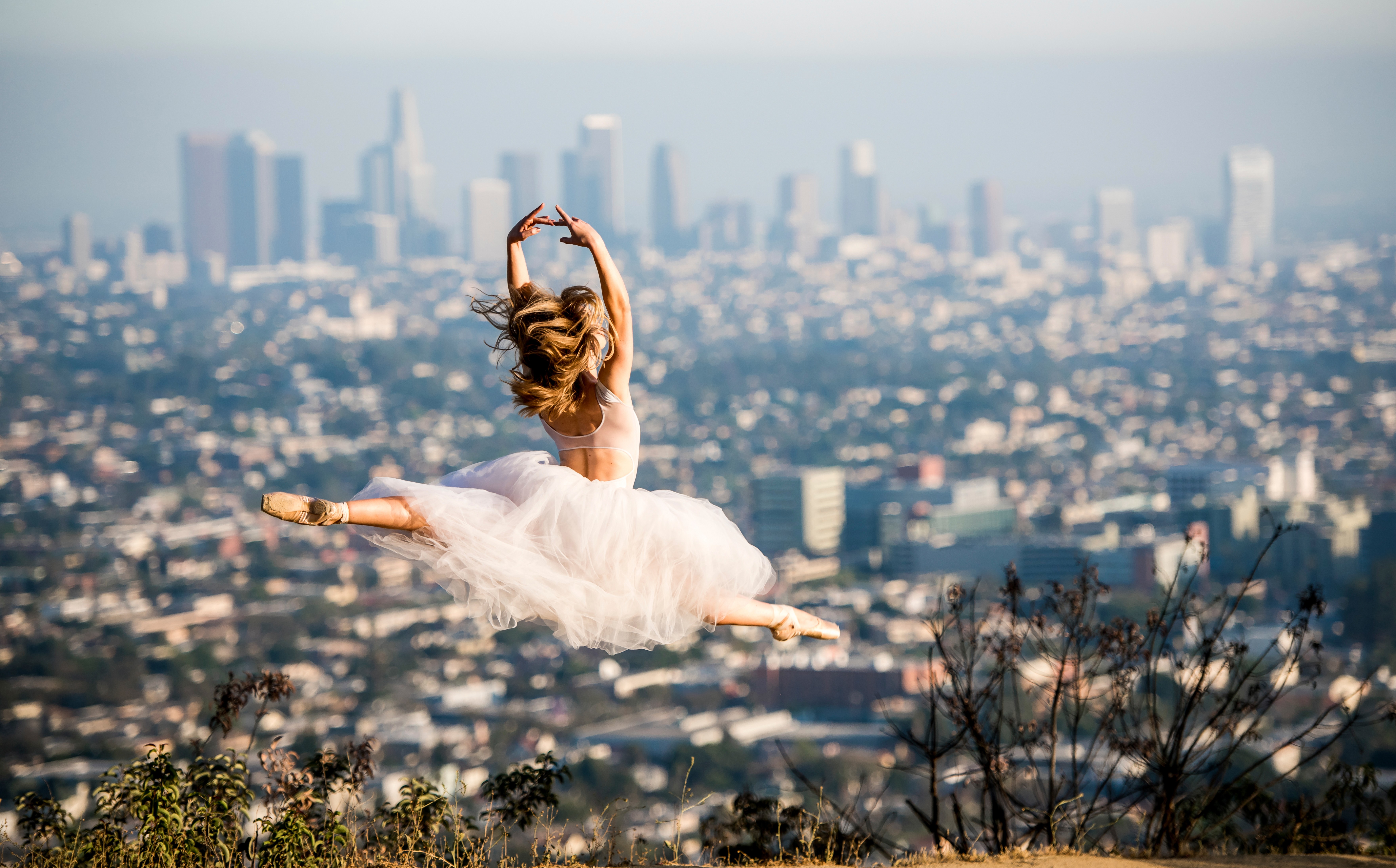 Нады. Девушка в полете. Балерина в прыжке. Балерина на фоне города. Красивый прыжок.
