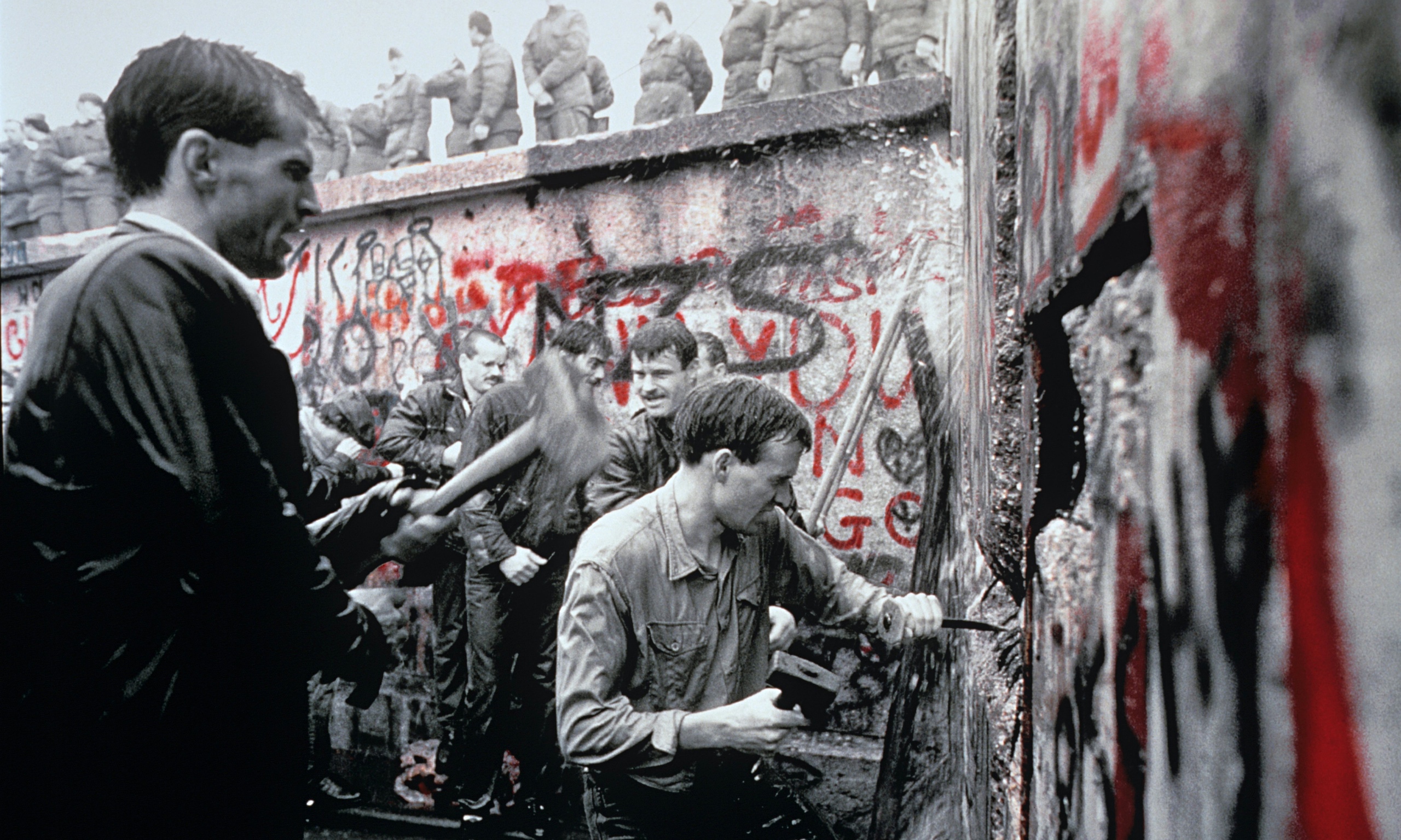 Фрг и гдр берлинская стена. Берлинская стена (Berlin Wall). Берлинская стена 1989. Берлинская стена ГДР 1961. Падение Берлинской стены 1989.