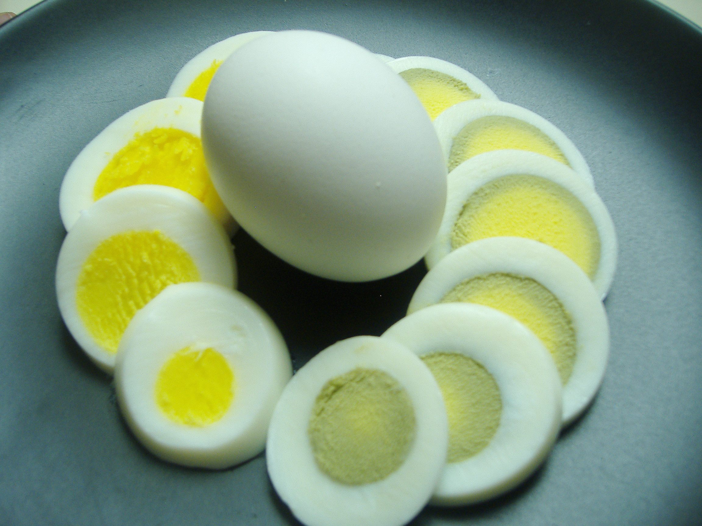 Что будет если переварить яйца. Вареные яйца. Яйца вкрутую. Синие вареные яйца.