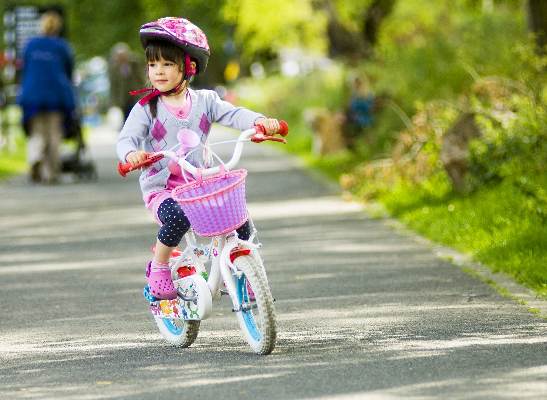 Как научить ребенка кататься на велосипеде двухколесном. Дети с велосипедом. Велик для детей. Велосипед для девочки. Катание на велосипеде дети.