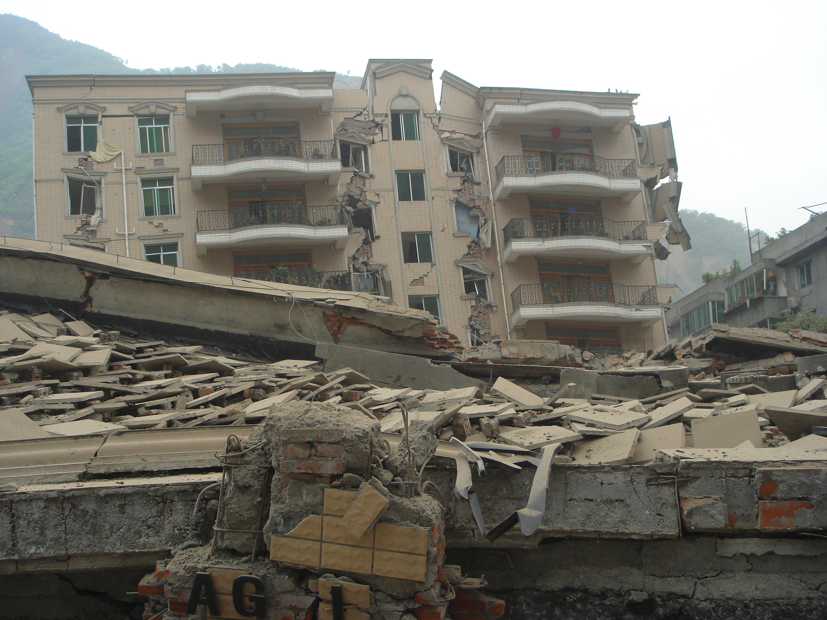 Землетрясение в реке. Сычуань землетрясение 2008. Землетрясение в Ашхабаде в 1948. Землетрясение в Китае 2008 Сычуань.