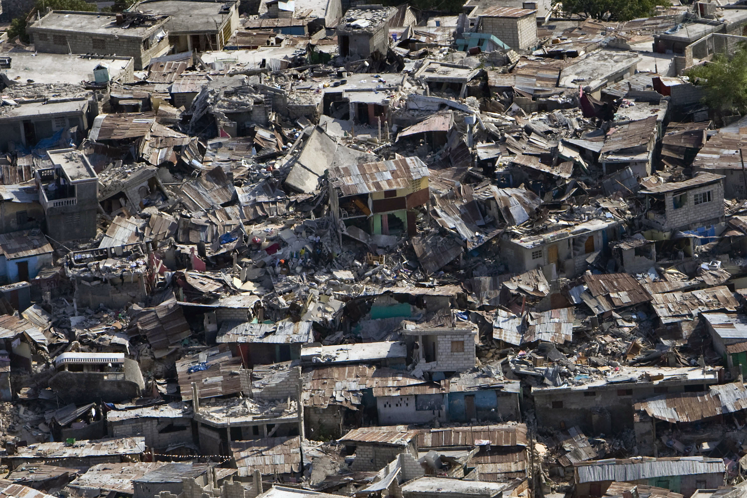 Землетрясение уничтожило. 12 Января 2010 землетрясение на Гаити. Землетрясение в порт о Пренс Гаити. Землетрясение на Гаити в 2010 порт-о-Пренс.