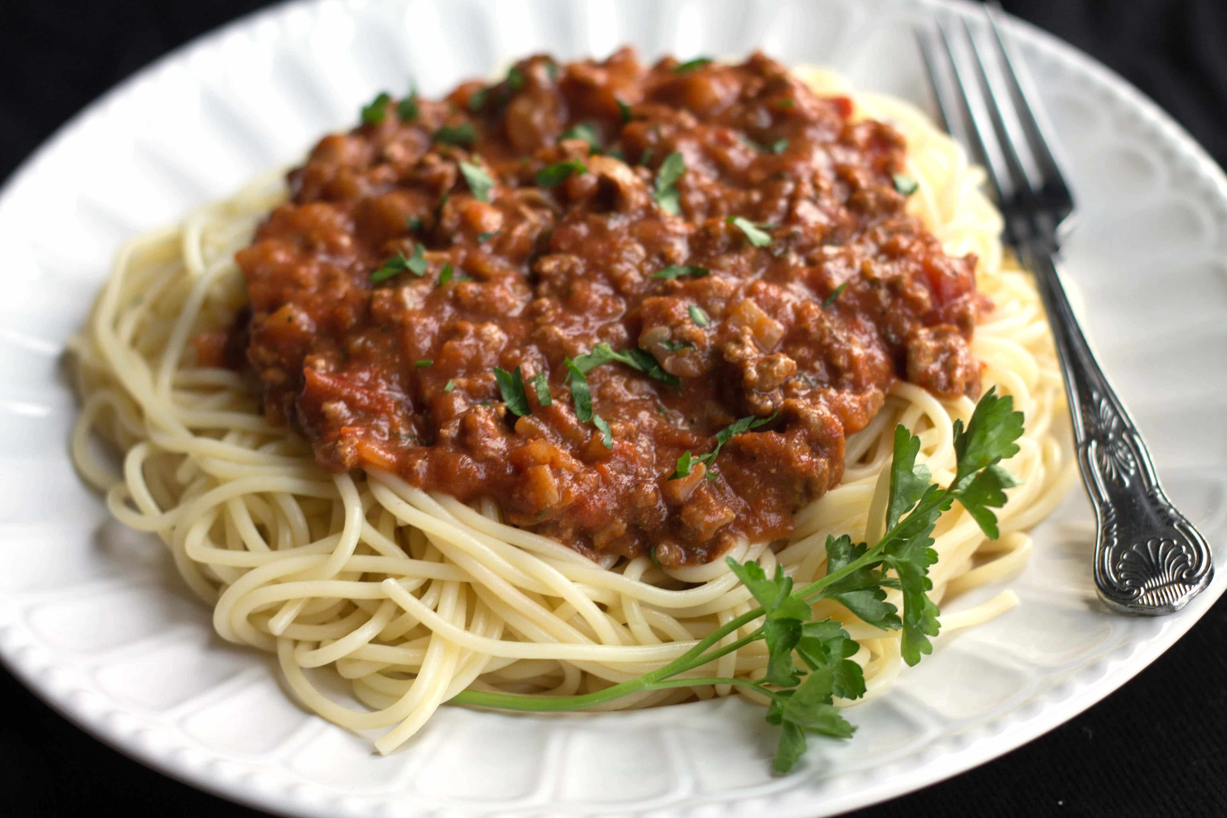 Спагетти с фаршем в соусе болоньезе