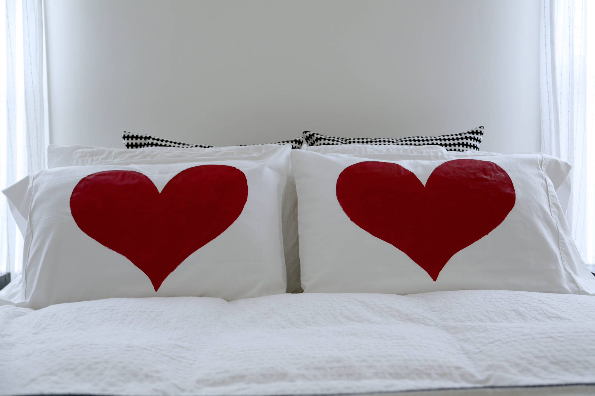 На кровати одна подушка сердце. Подушки сердечки на кровати. Спальня подушки сердечки. Подушка любовь и сердце. Комната с подушками сердечками.
