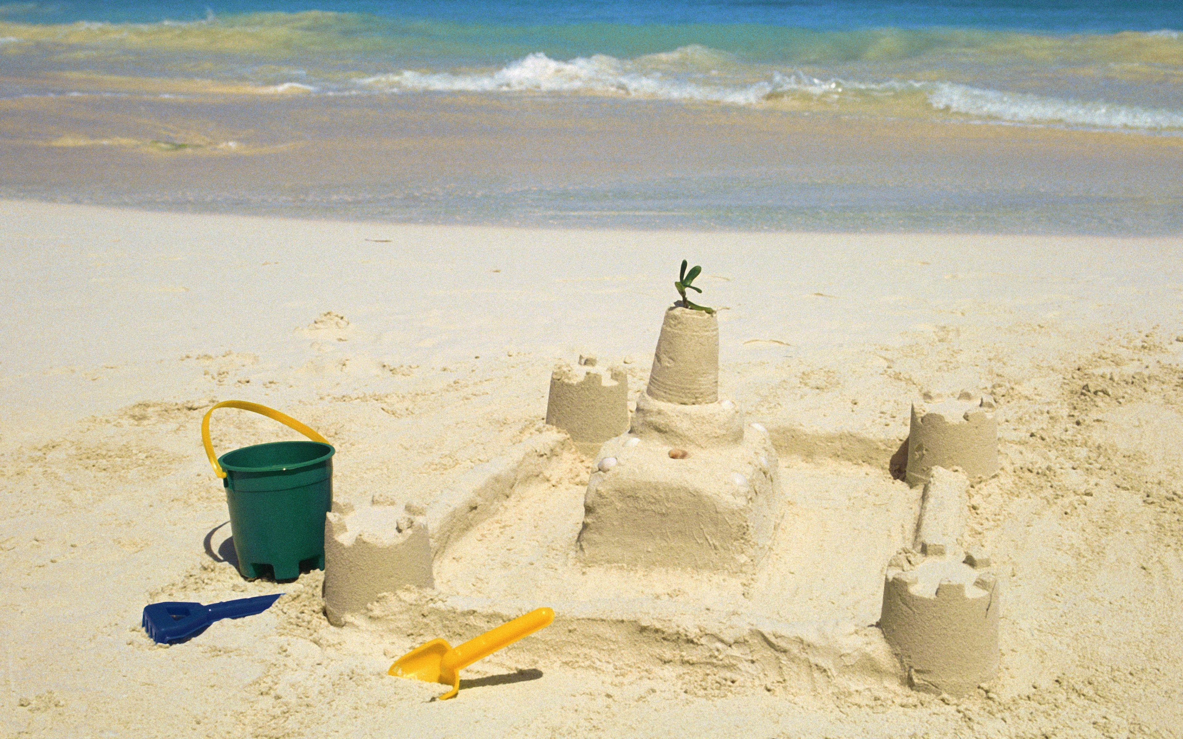 Sandcastle picture. Домик из песка. Песочный замок. Песочные замки на пляже. Замок из песка на пляже.