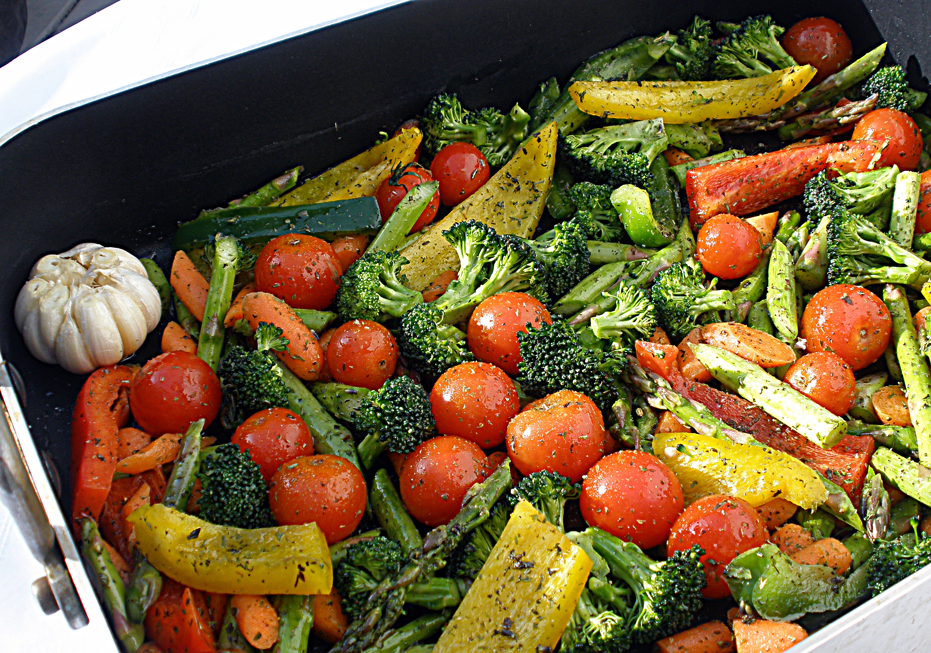 Roasted vegetables. Жареные овощи. Блюда из жареных овощей. Жареные овощи с чесноком. Салат из жареных овощей с пряностями.